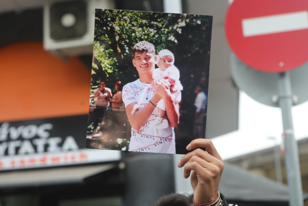 Ρομά κρατούσαν φωτογραφίες του 16χρονου έξω από το Δικαστήριο / Φωτογραφία: Eurokinissi