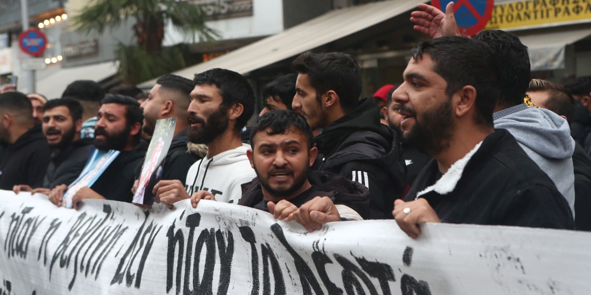 Συγκέντρωση Ρομά έξω από το δικαστήριο στη Θεσσαλονίκη