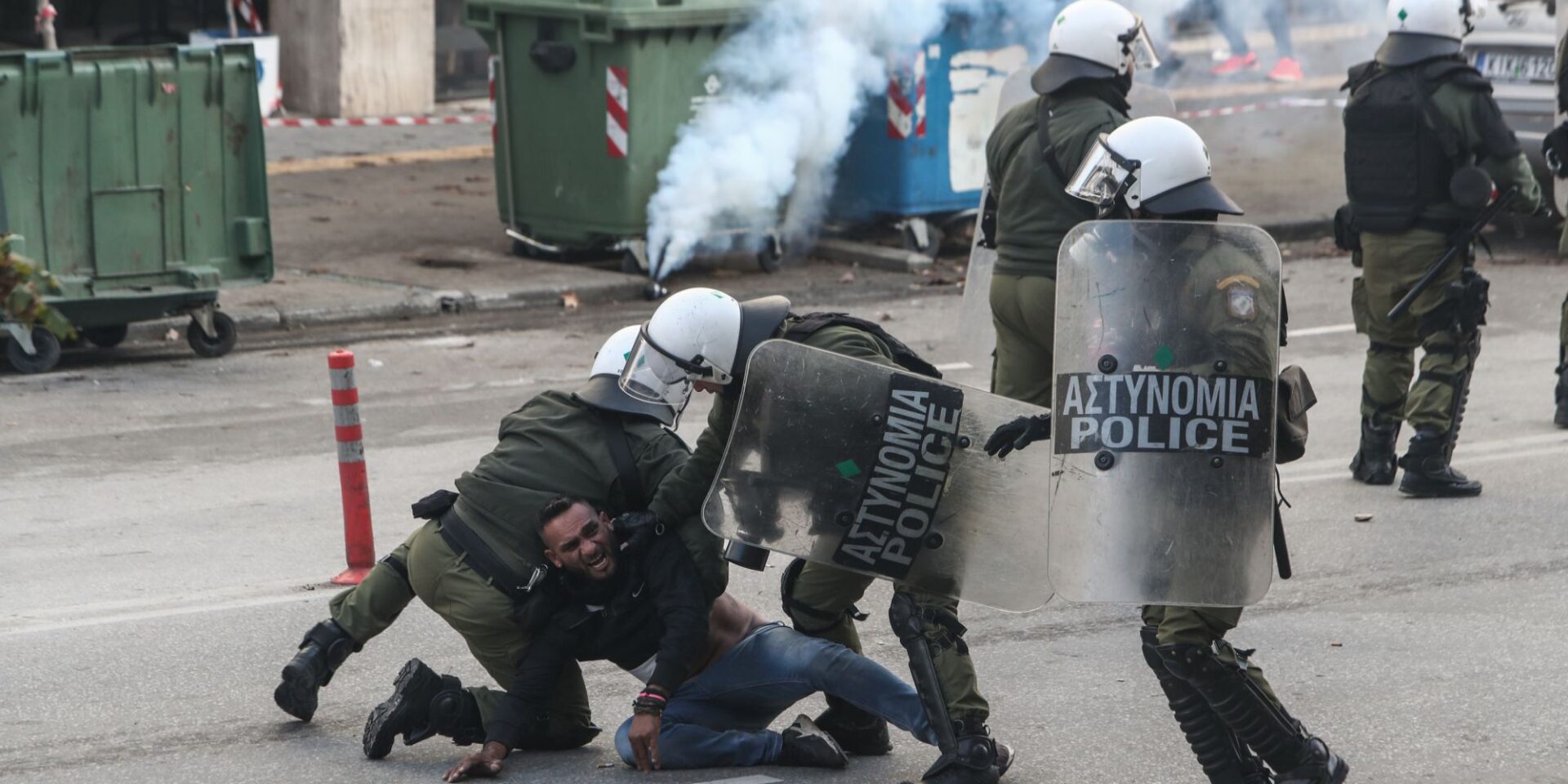 Αστυνομικοί συλλαμβάνουν Ρομά που διαμαρτύρεται για τον πυροβολισμό του 16χρονου