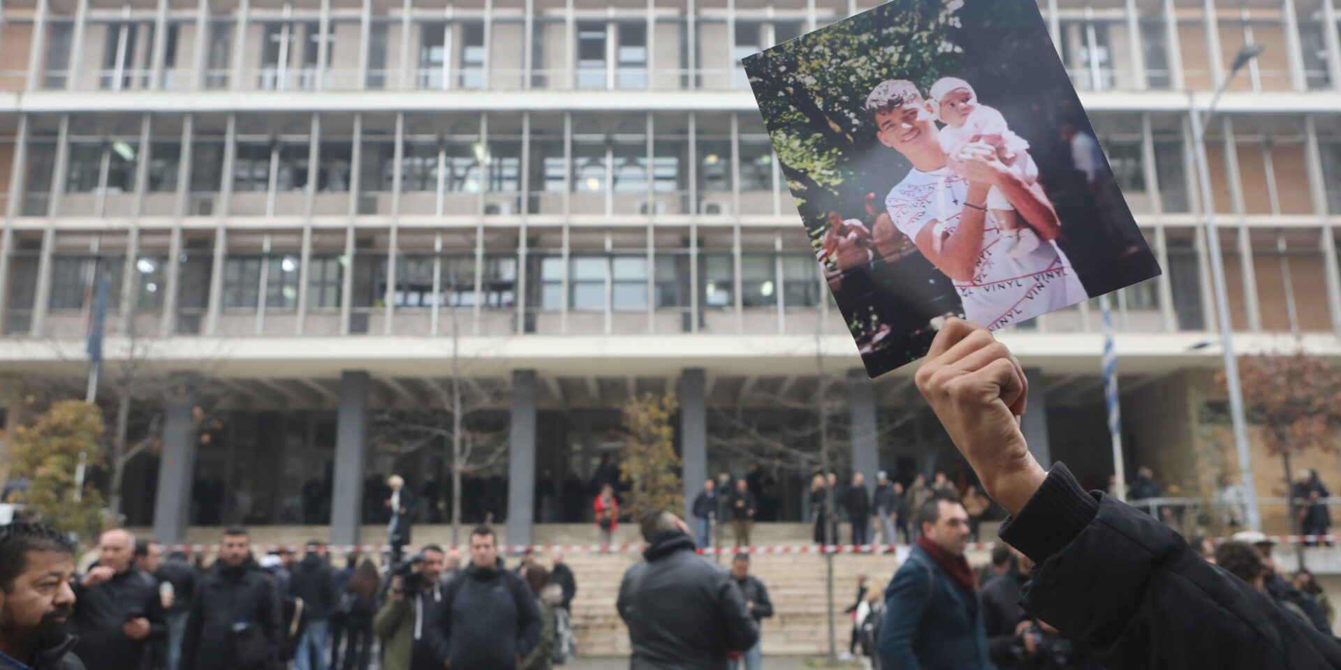 Ελεύθερος ο αστυνομικός που πυροβόλησε και σκότωσε τον 16χρονο Ρομά