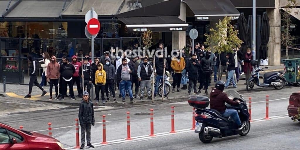 Ρομά έξω από τα δικαστήρια της Θεσσαλονίκης