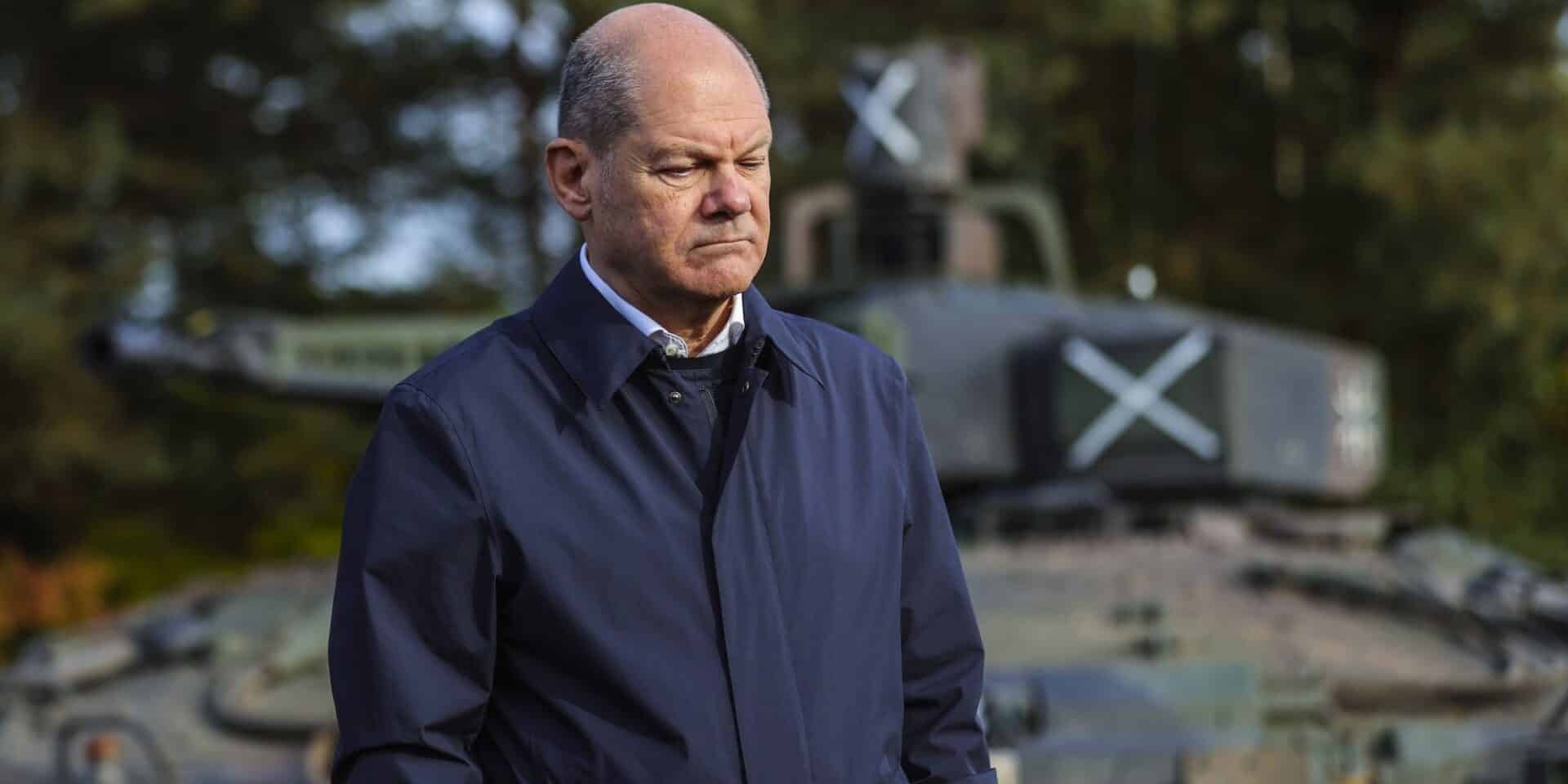 Ο Γερμανός καγκελάριος Όλαφ Σολτς μπροστά από τεθωρακισμένο Puma