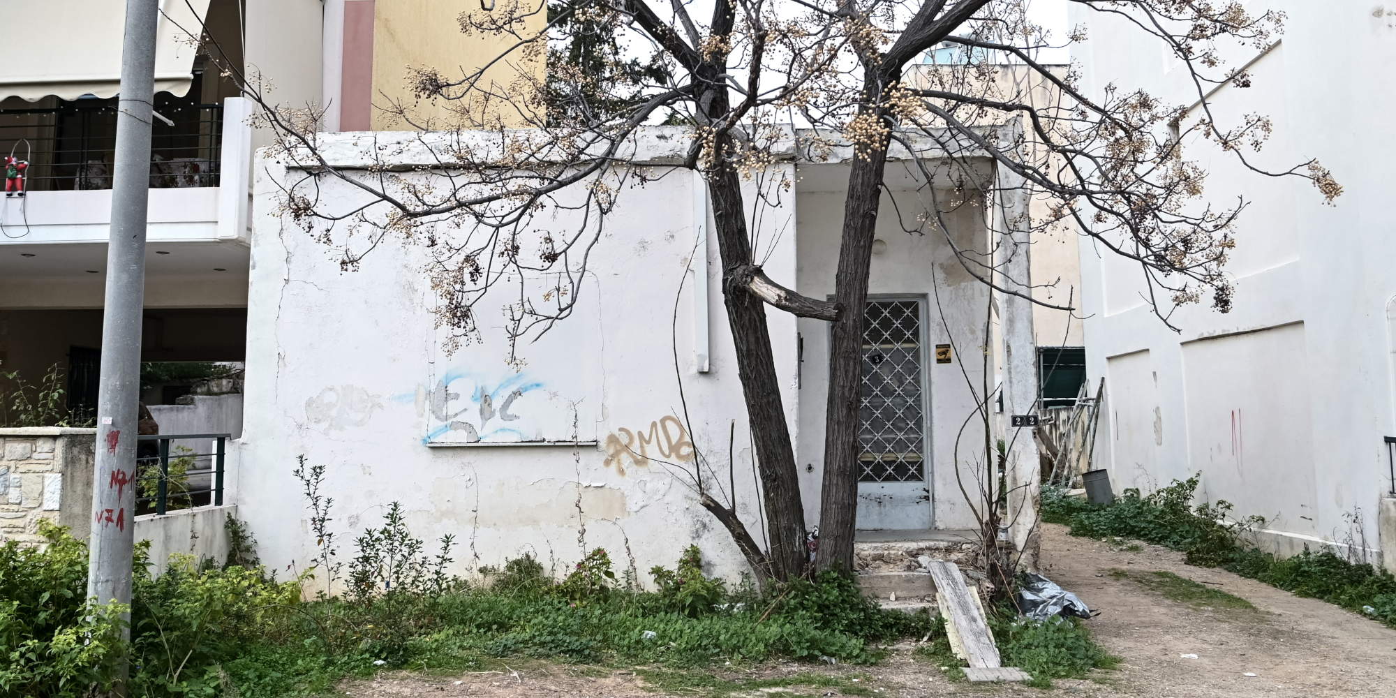 Το σπίτι που βρίσκεται στο επίκεντρο για την υπόθεση βιασμού 15χρονου στο Ίλιον