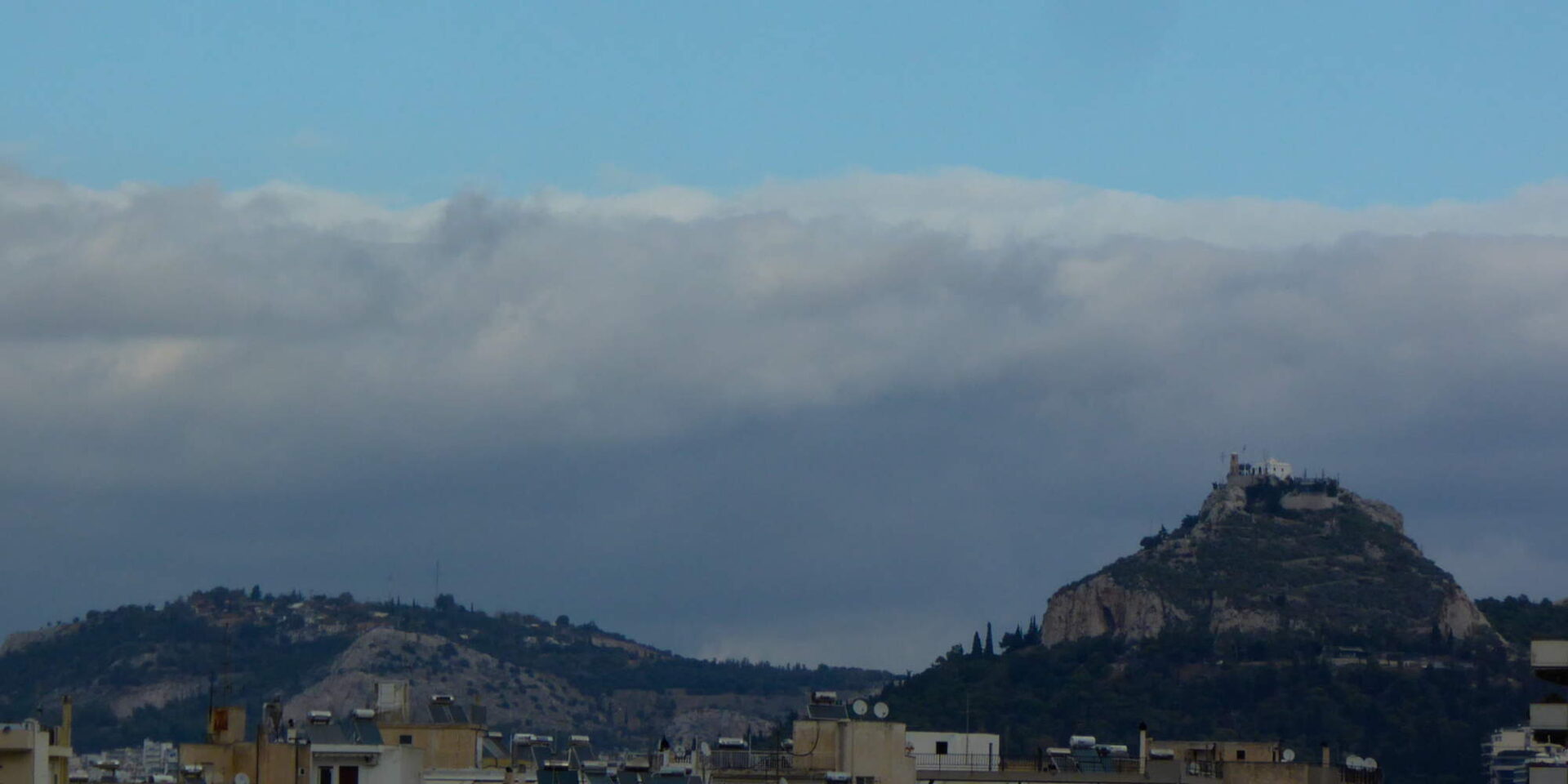 Συννεφιασμένος καιρός από τον Λυκαβηττό στην Αθήνα
