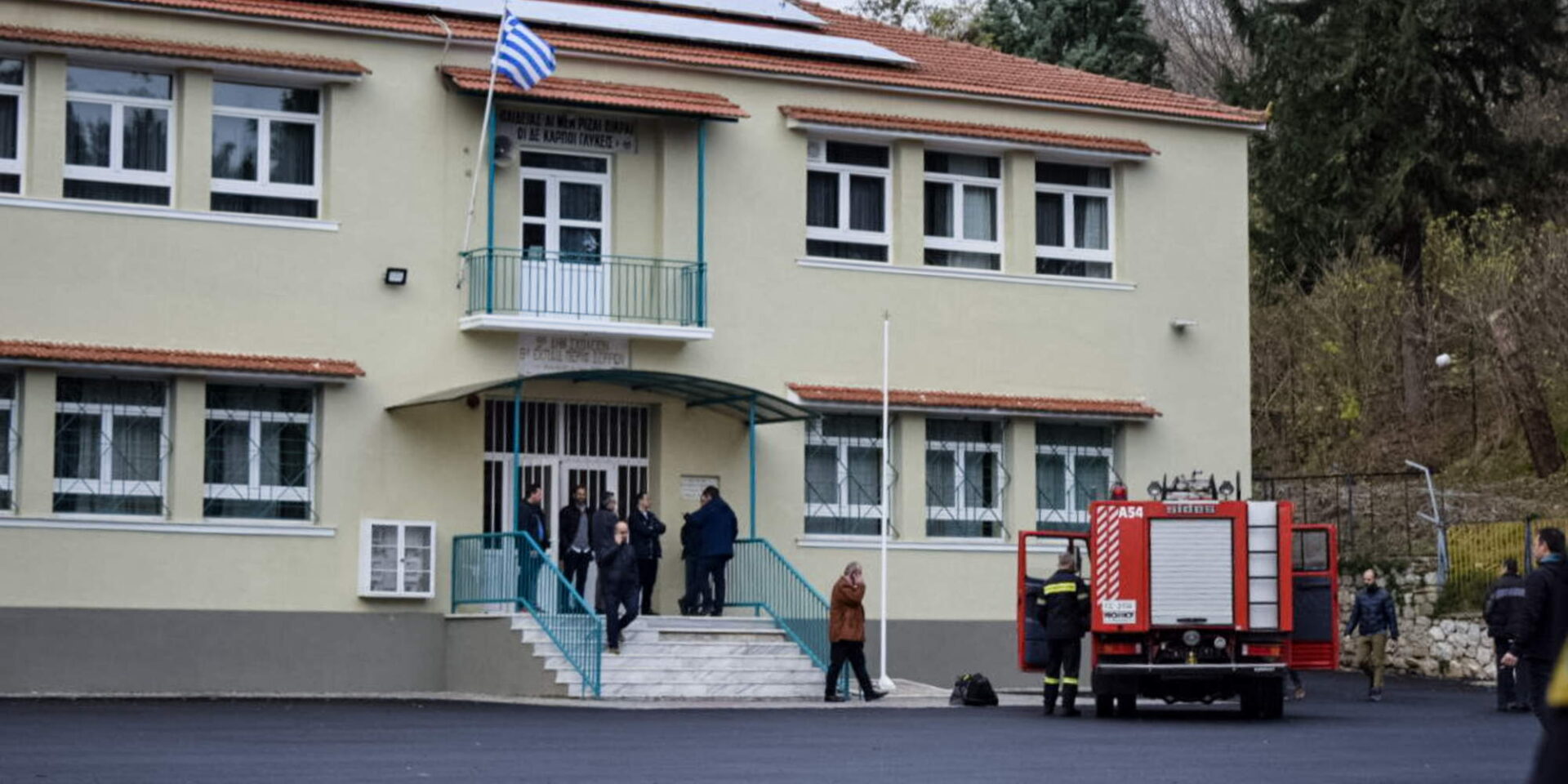 Πυροσβεστική στο σχολείο όπου πραγματοποιήθηκε η έκρηξη στον Λέβητα / Φωτογραφία: Eurokinissi