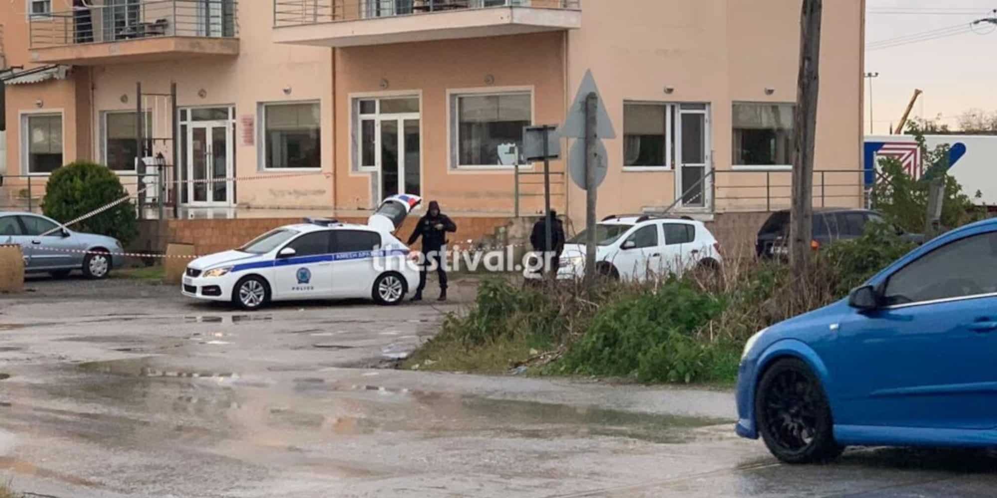 thessaloniki peripoliko 5 12 - Καταδίωξη στη Θεσσαλονίκη: Ανήλικος ο οδηγός που προσπάθησε να εμβολίσει περιπολικό και καρφώθηκε σε τοίχο – Νοσηλεύεται σε σοβαρή κατάσταση