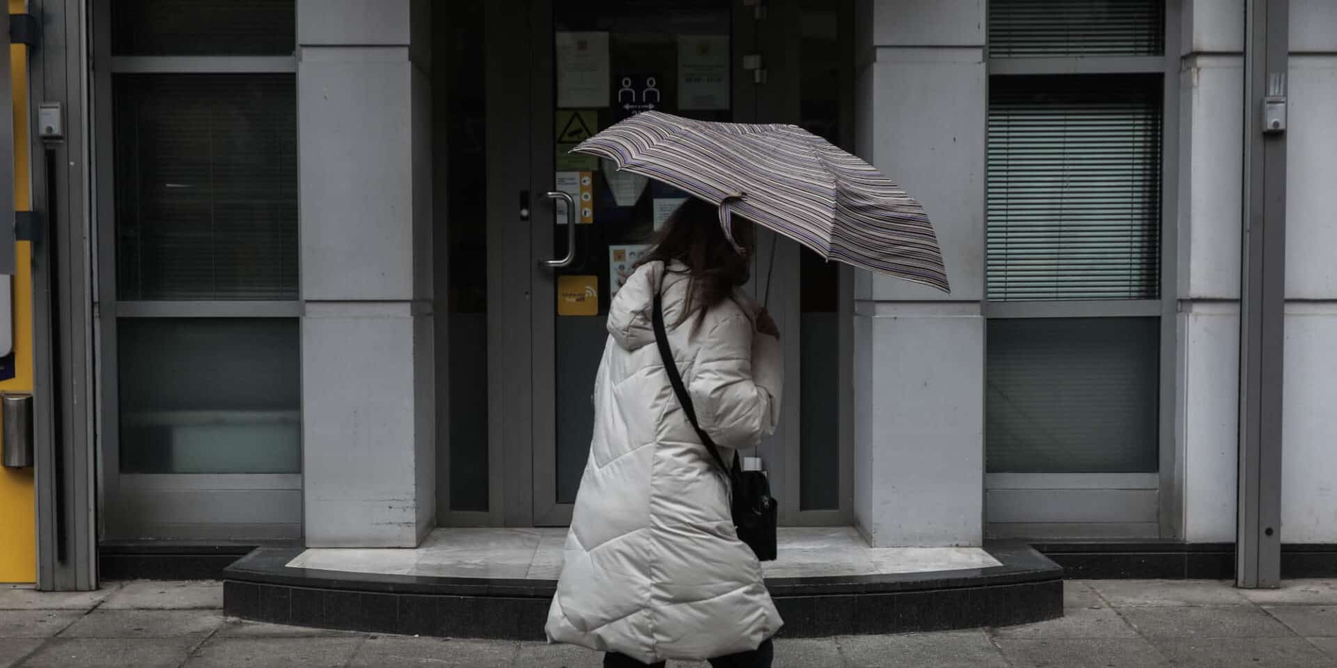 Πολίτης μπροστά από τράπεζα / Φωτογραφία: Eurokinissi
