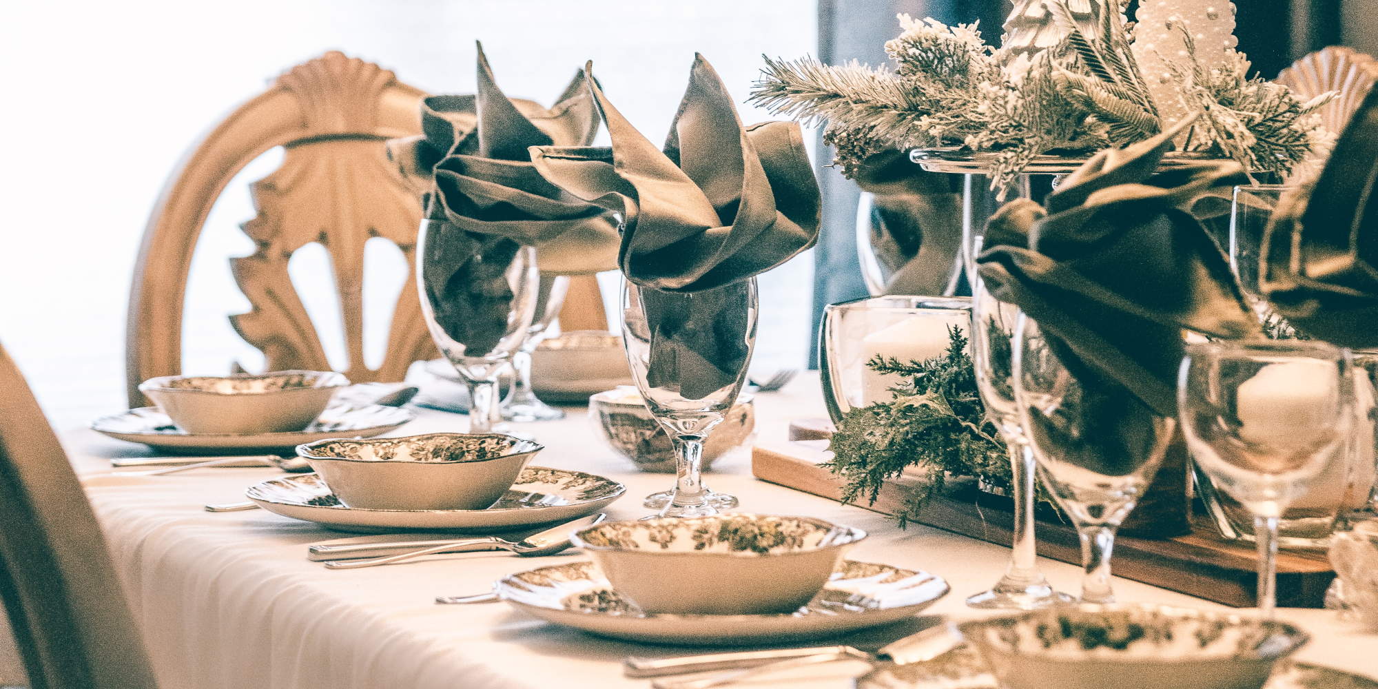 Γιορτινά στρωμένο τραπέζι για το Ρεβεγιόν της Πρωτοχρονιάς