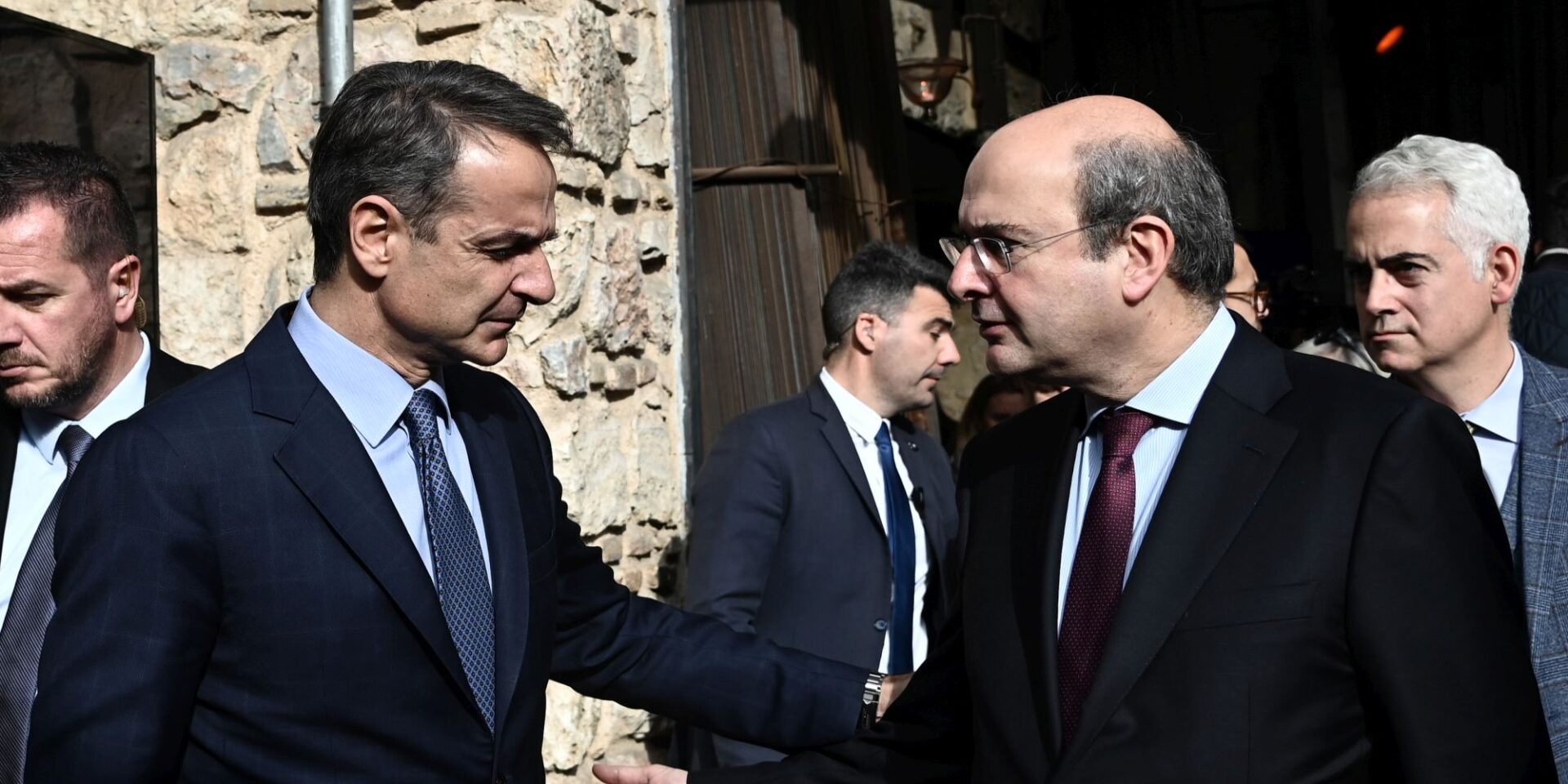Ο Κωστής Χατζηδάκης μαζί με τον Κυριάκο Μητσοτάκη στην παρουσίαση του προγράμματος «Στέγαση και Εργασία για τους Αστέγους»