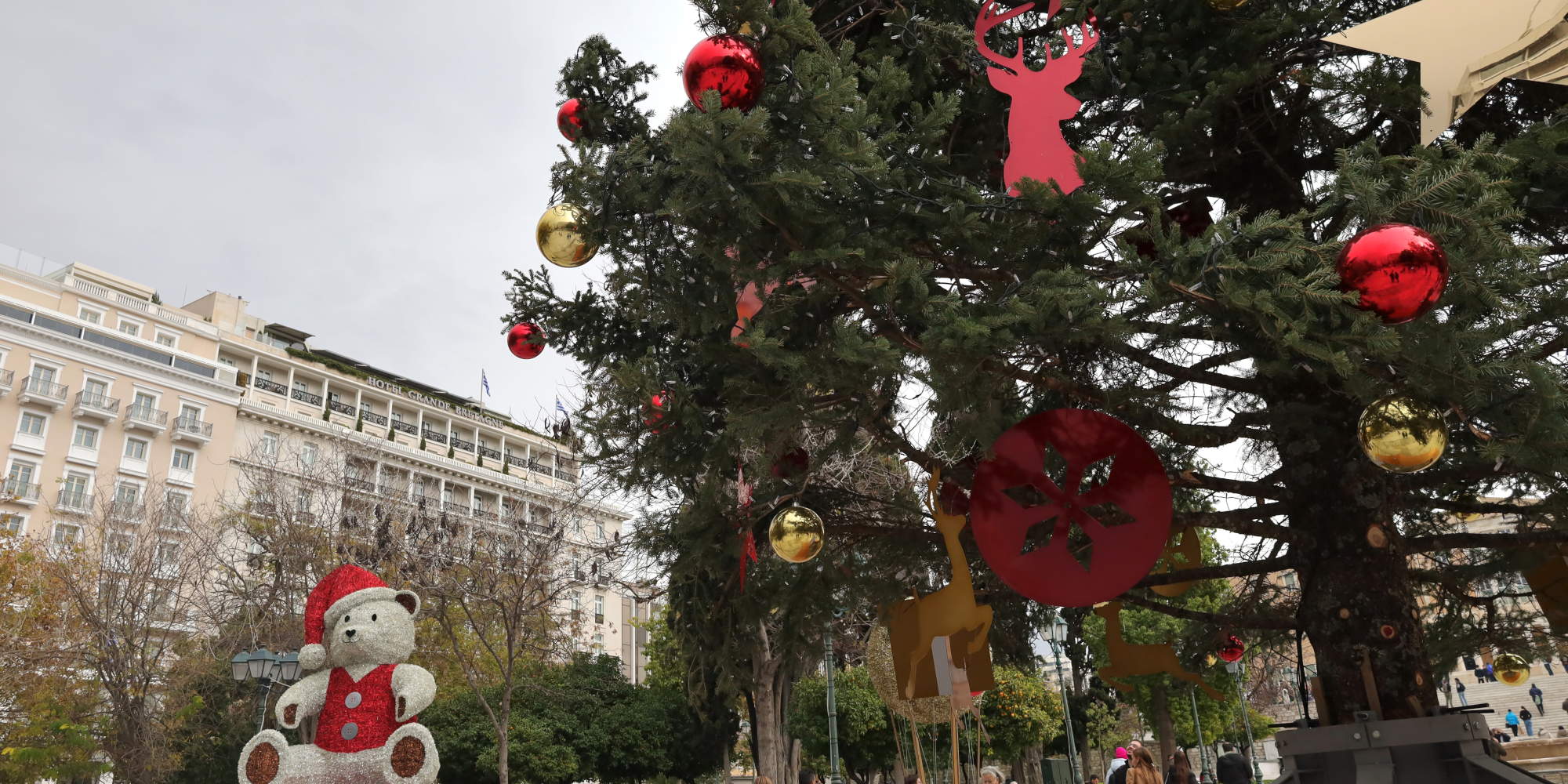 Το χριστουγεννιάτικο δέντρο στην πλατεία Συντάγματος στην Αθήνα