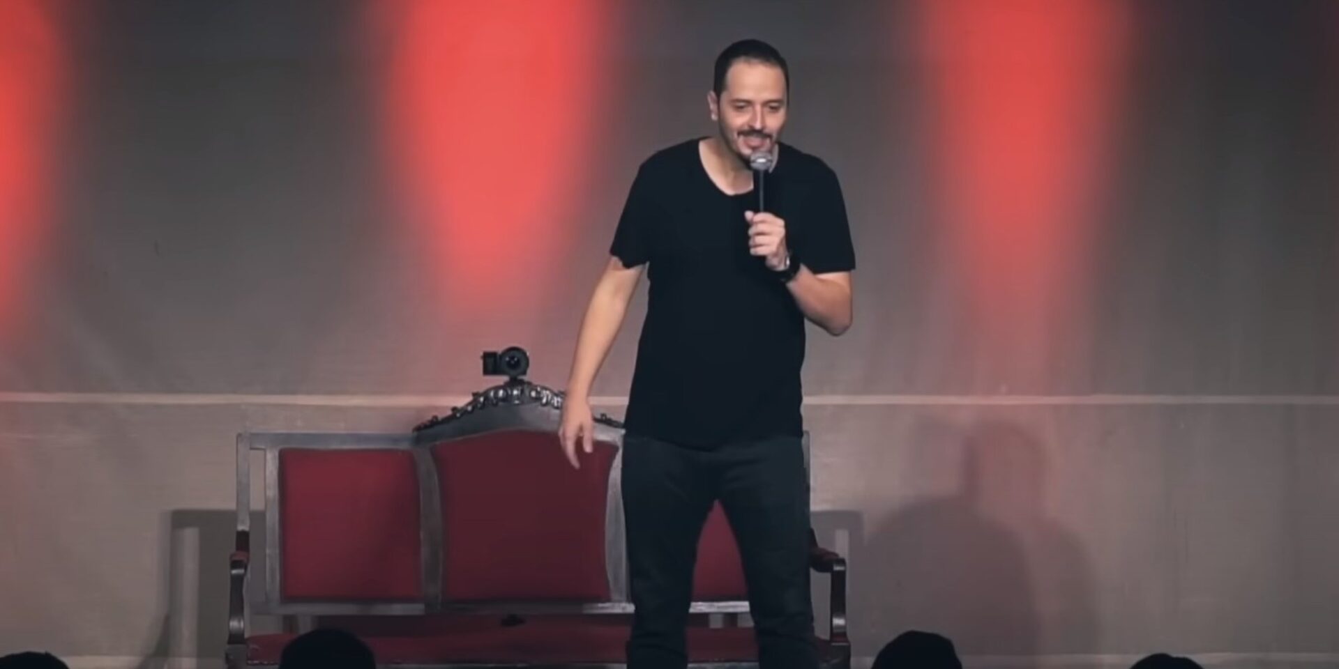 O Αλέξανδρος Τσουβέλας στην παράσταση «Κακός Παράδεισος»