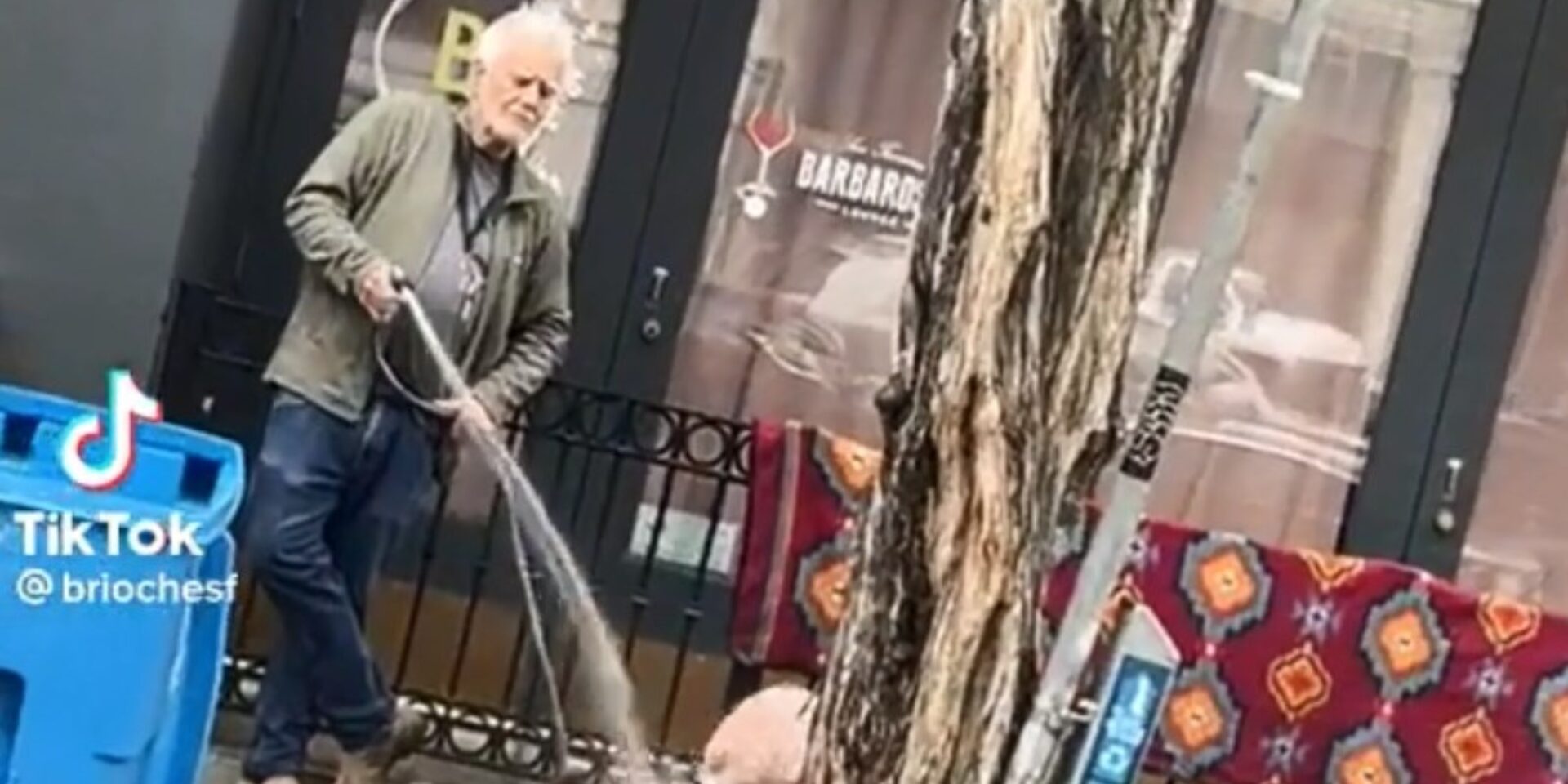 Η στιγμή που ο άνδρας καταβρέχει την άστεγ