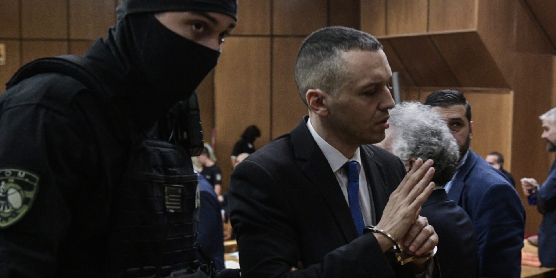 Ο Ηλίας Κασιδιάρης με χειροπέδες στο δικαστήριο