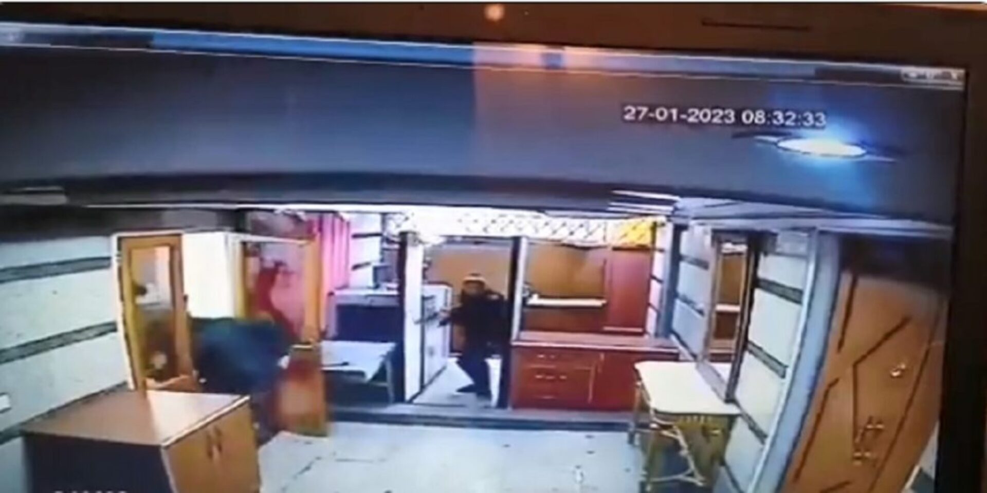 Η στιγμή που ο ένοπλος μπήκε στην πρεσβεία του Αζερμπαϊτζάν στο Ιράν