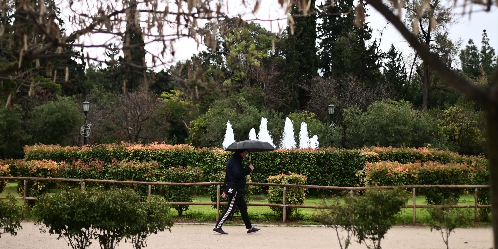 Άνθρωπος με ομπρέλα μέσα στη βροχή