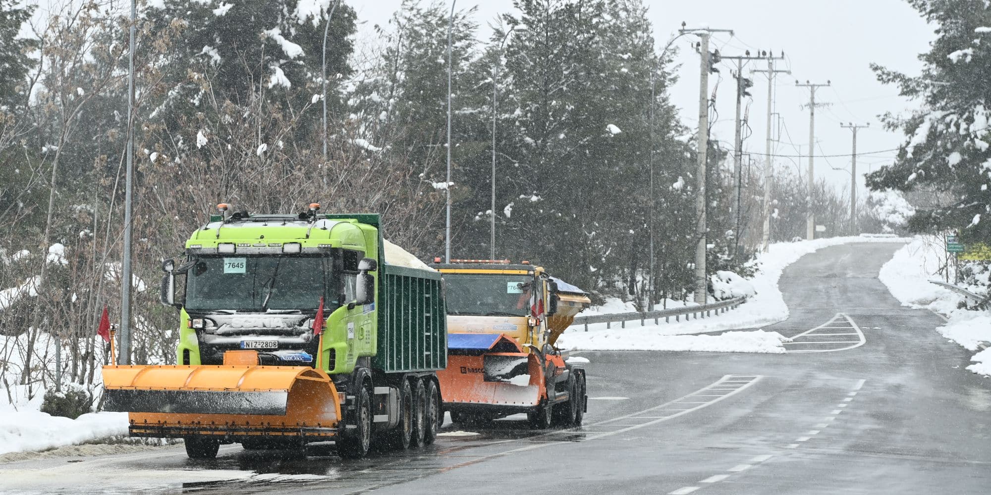 Χιόνια στην Αττική και μηχανήματα στο δρόμο