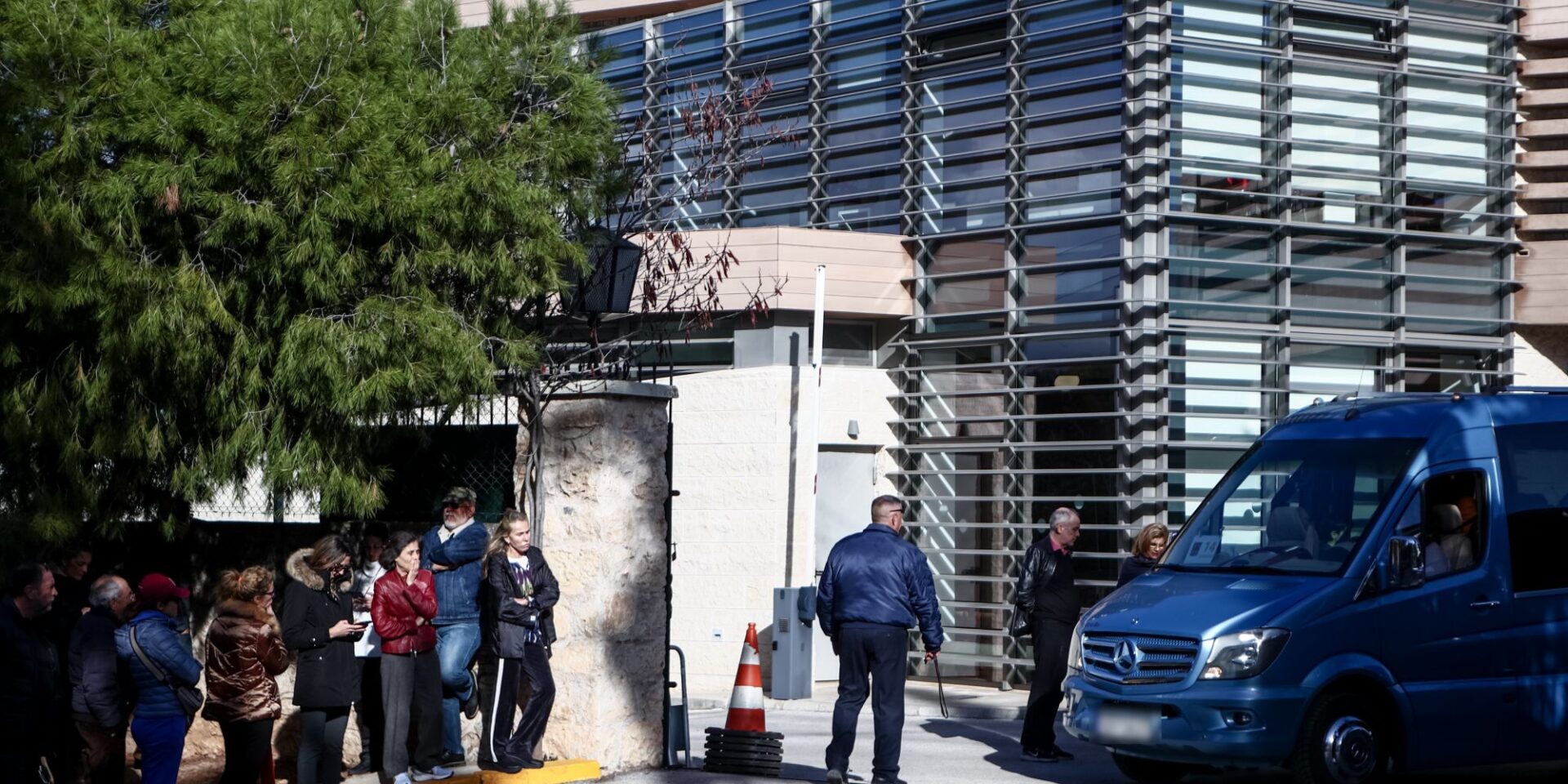Κόσμος και αστυνομία έξω από το Κολλέγιο Αθηνών