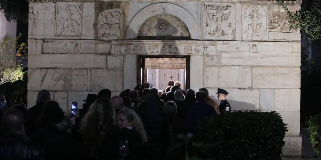 Εικόνα από τις ουρές στην κηδεία τους τέως βασιλιά Κωνσταντίνου