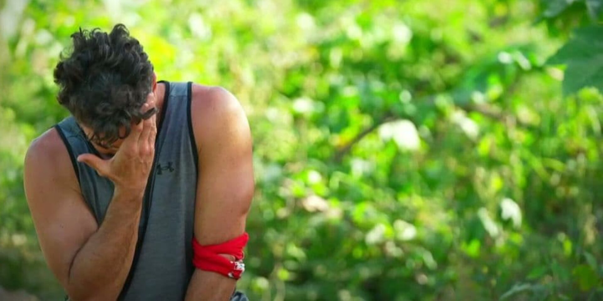 O Σπύρος Μαρτίκας κλαίει στο Survivor All Star