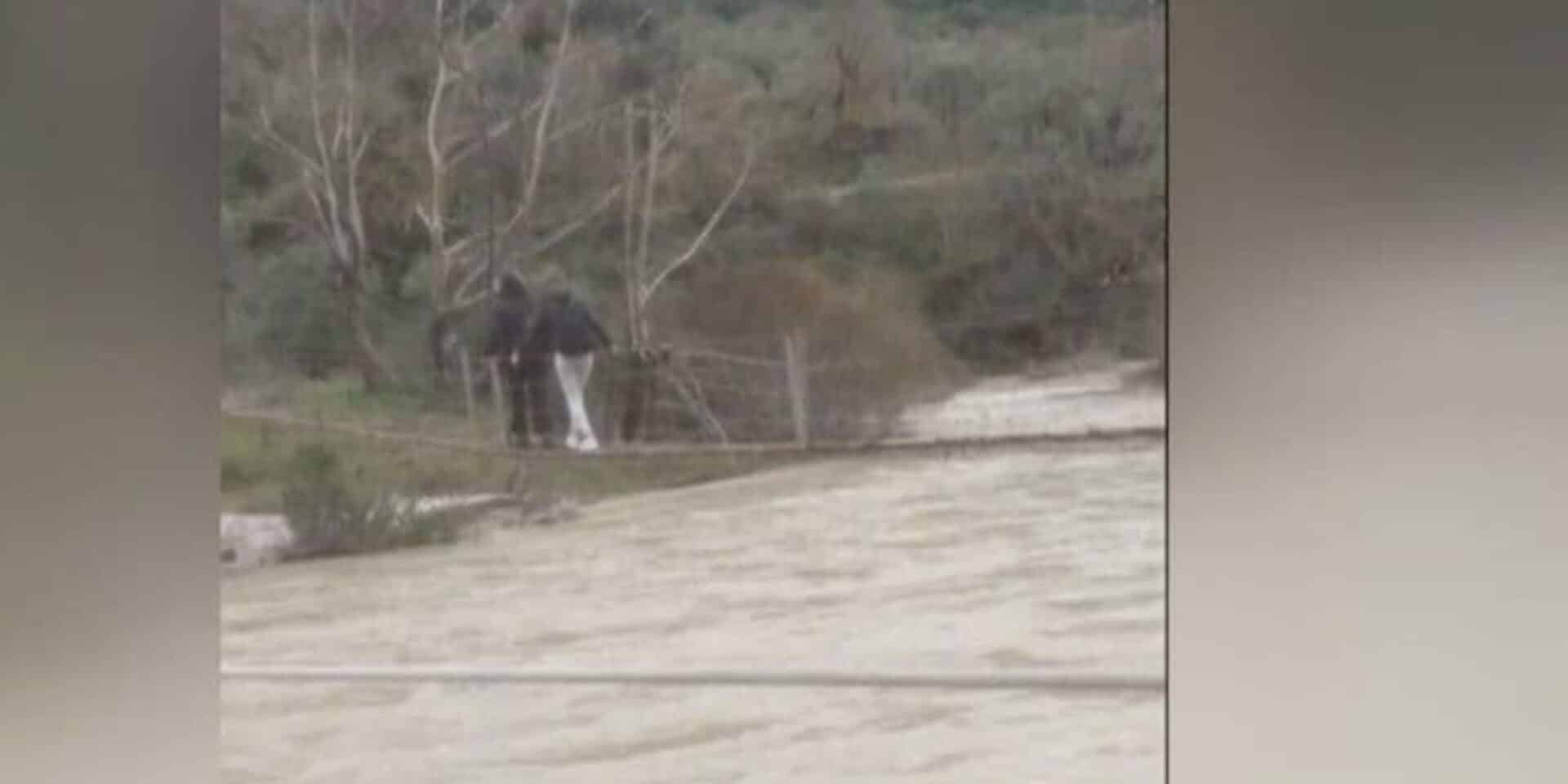 Μαθητές περνούν πάνω από «φουσκωμένο» ποτάμι