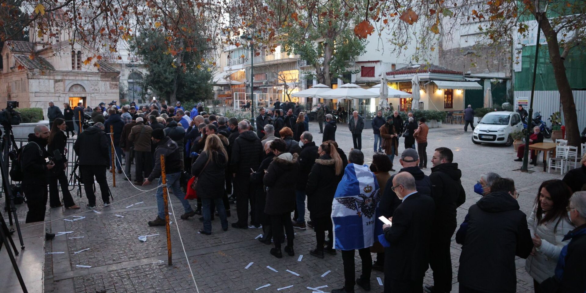 Εικόνα από τις ουρές στην κηδεία τους τέως βασιλιά Κωνσταντίνου