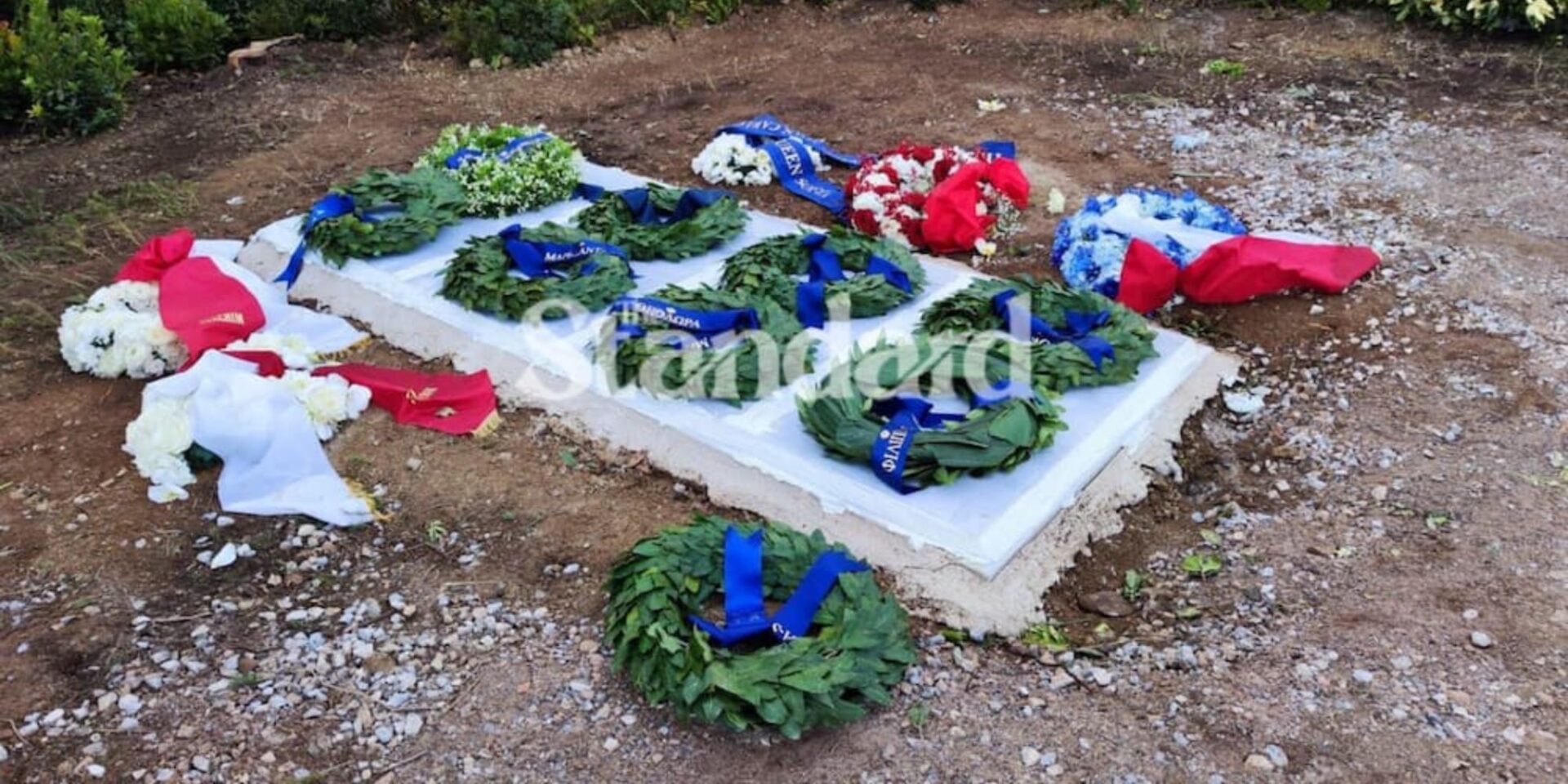 Ο τάφος του τέως βασιλιά Κωνσταντίνου με τα στεφάνια