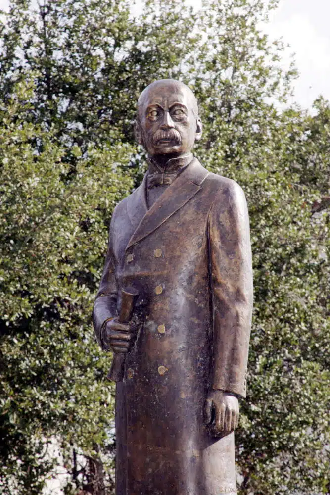 Το άγαλμα του Χαριλάου Τρικούπη απέναντι από το πατρικό του στο Μεσολόγγι