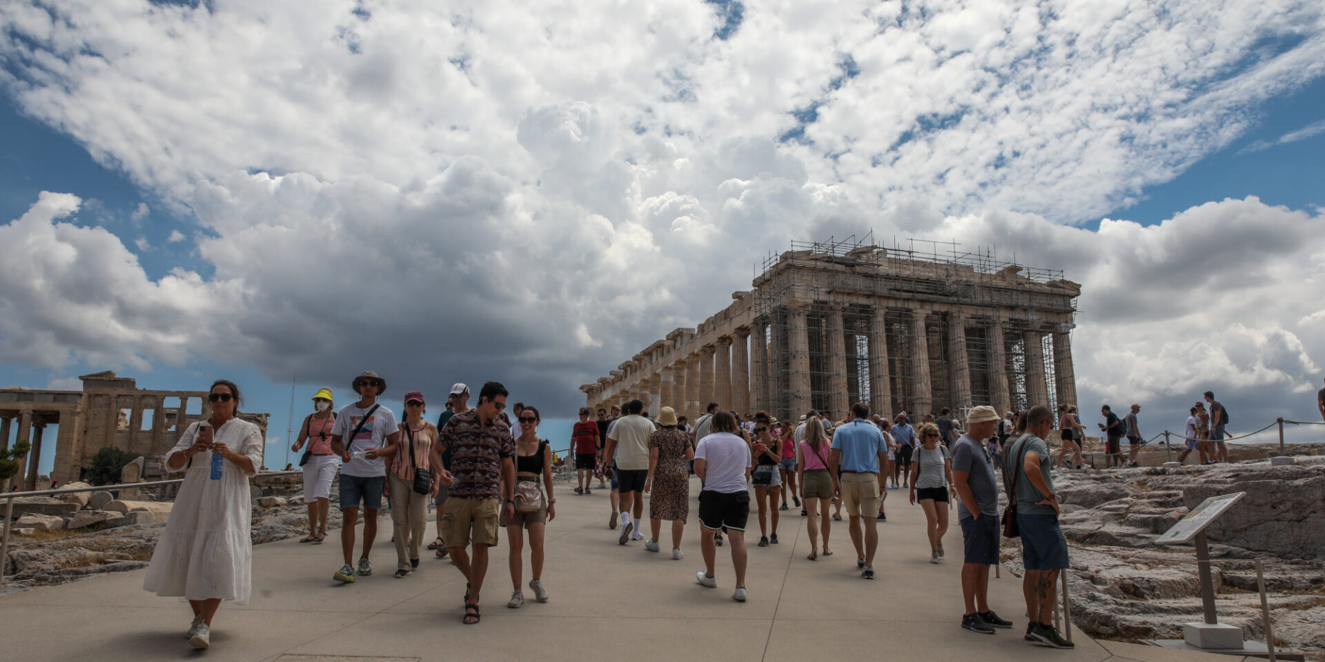 Ο Παρθενώνας με τουρίστες