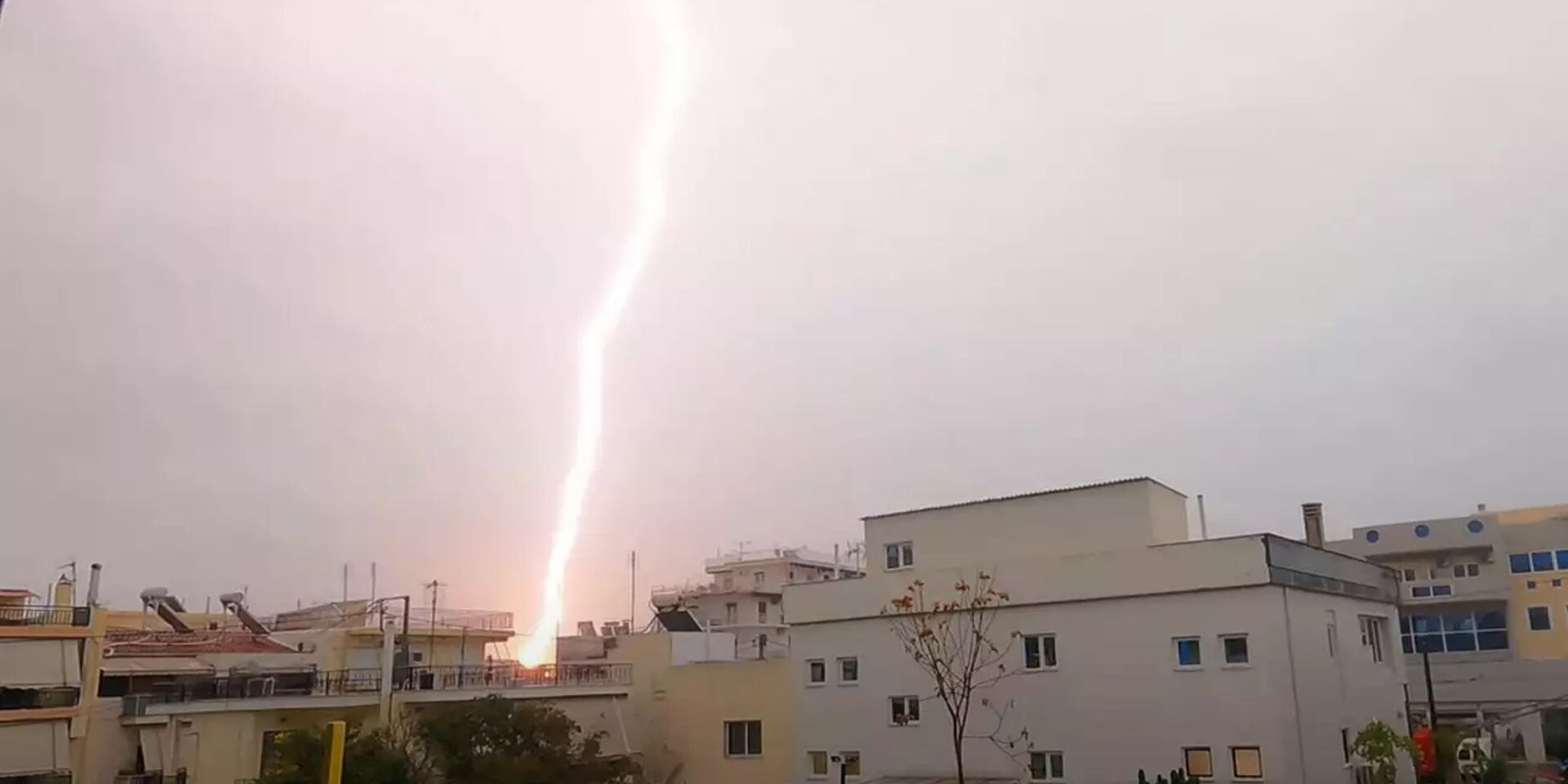 Η αστραπή που «χτύπησε» την Αθήνα