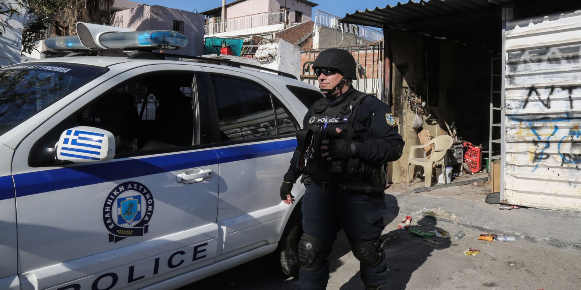 Αστυνομικός μπροστά σε περιπολικό της ΕΛ.ΑΣ. - Ομόνοια