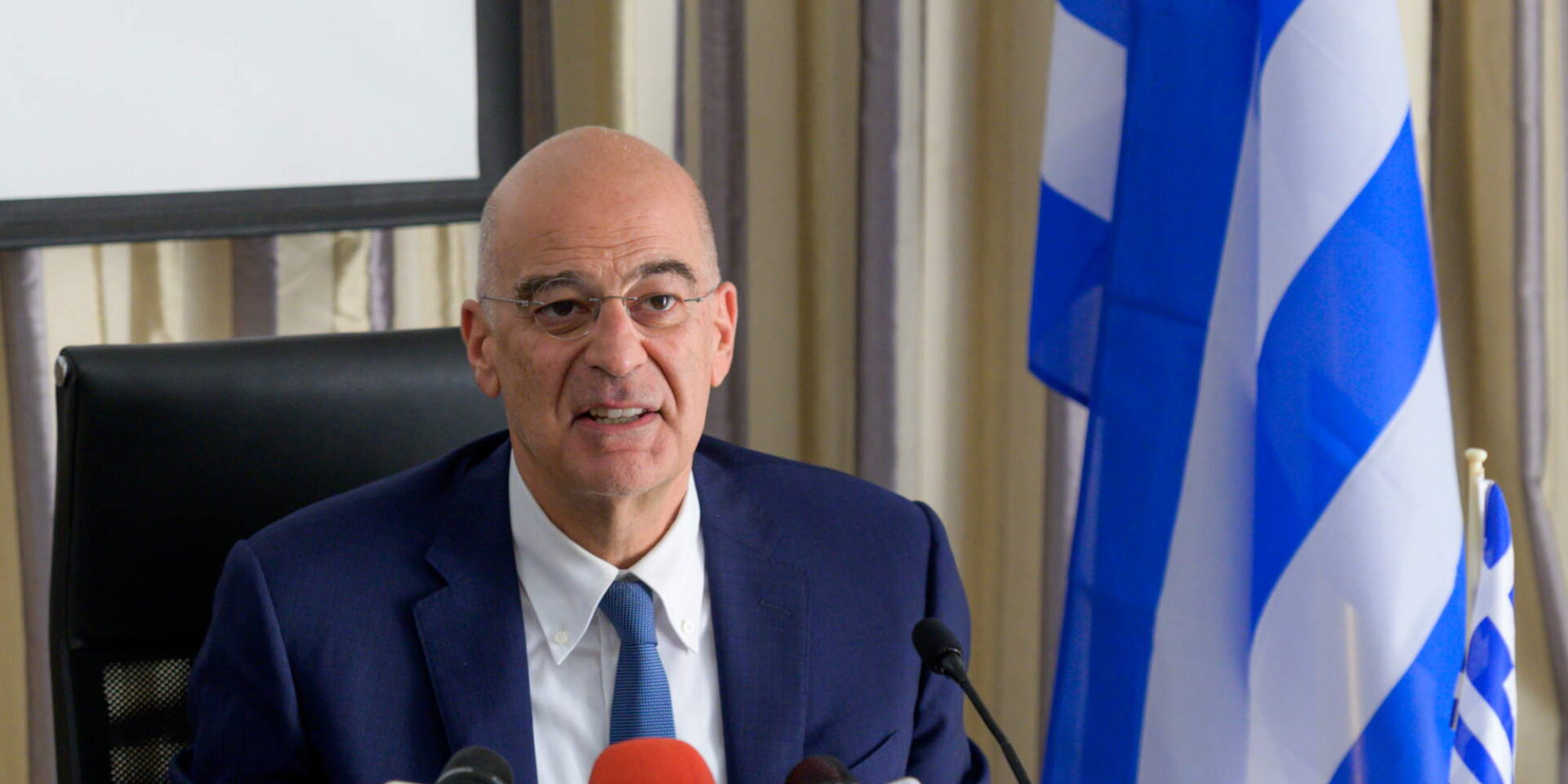 Ο Έλληνας Υπουργός Εξωτερικών, Νίκος Δένδιας, σε δηλώσεις του από τη Γκάνα της Αφρικής / Φωτογραφία: Twitter @NikosDendias