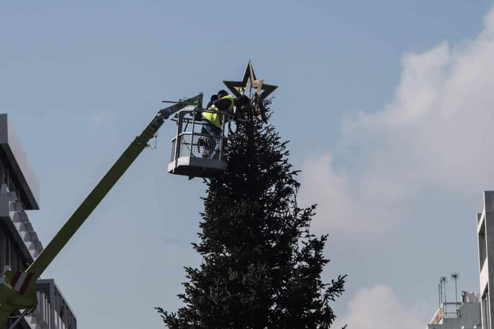 Ένας υπάλληλος αφαιρεί και το τεράστιο αστέρι από την κορυφή του δέντρου