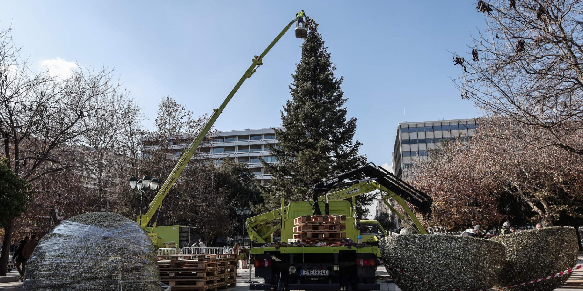 Εργαζόμενοι του δήμου ξεστολίζουν την πλατεία Συντάγματος μετά τα Χριστούγεννα