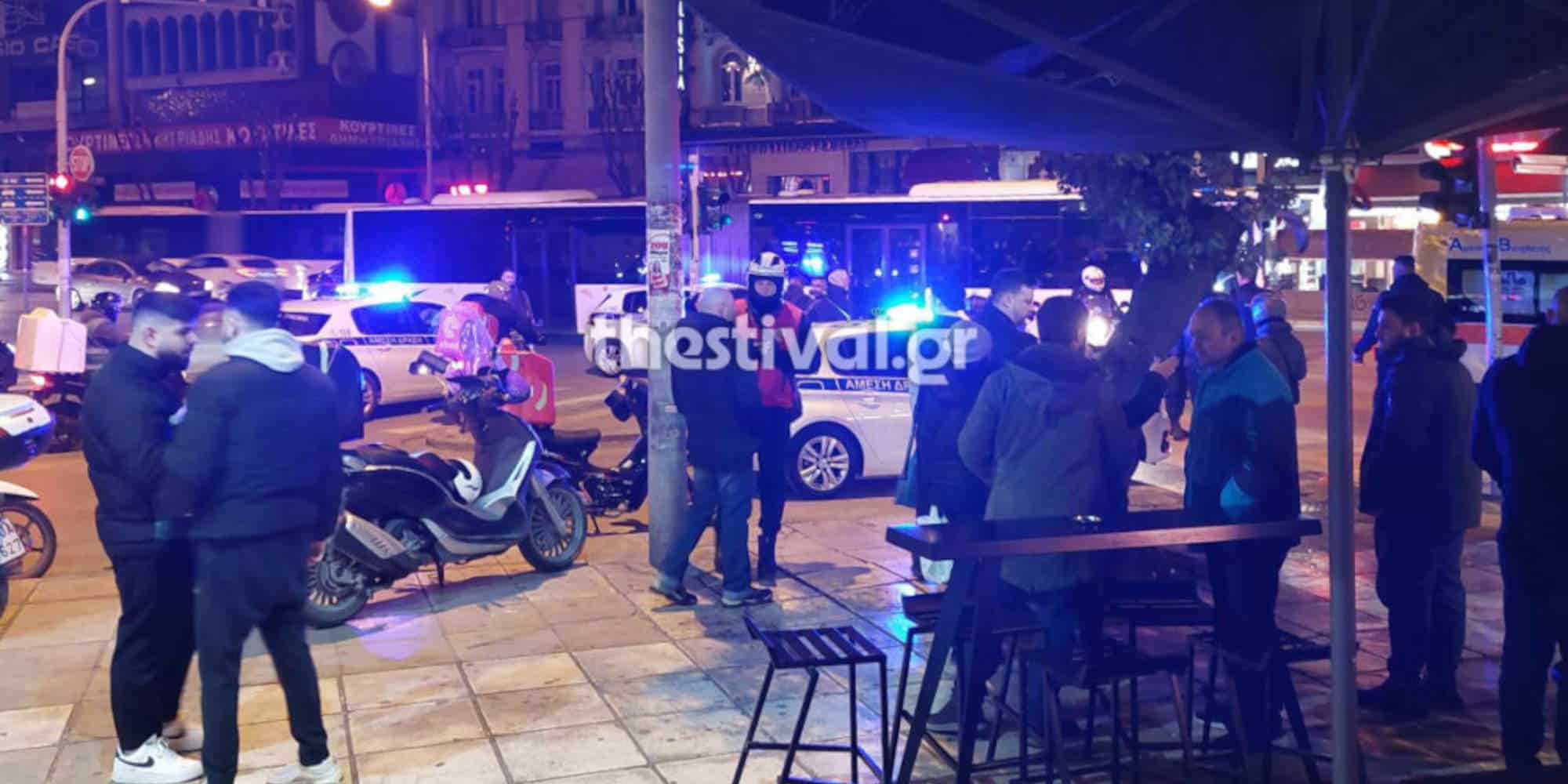 Περιπολικά στο σημείο της επίθεσης με μαχαίρι έξω από κουρείο στη Θεσσαλονίκη / Φωτογραφία: Thestival