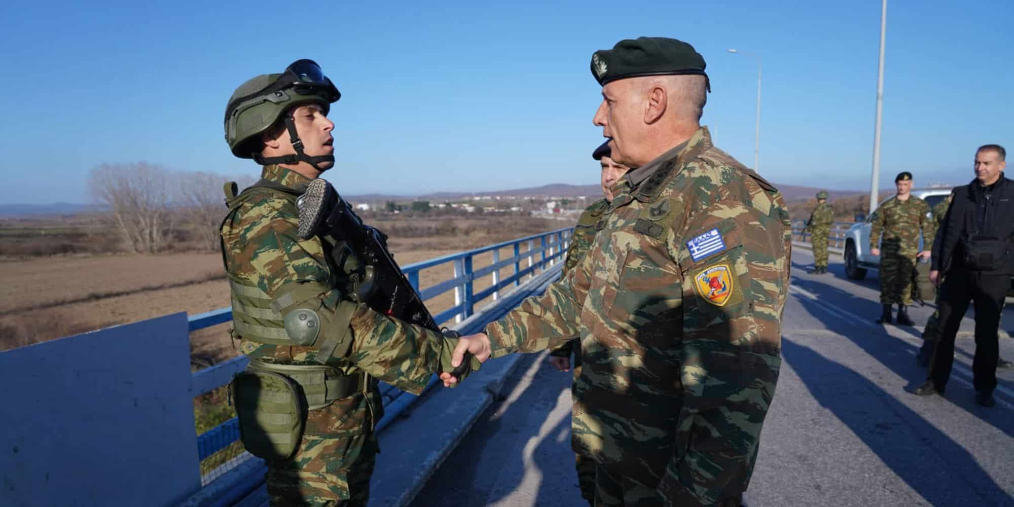 Ο Α/ΓΕΕΘΑ Κωνσταντίνος Φλώρος χαιρετά στρατιώτη στα σύνορα