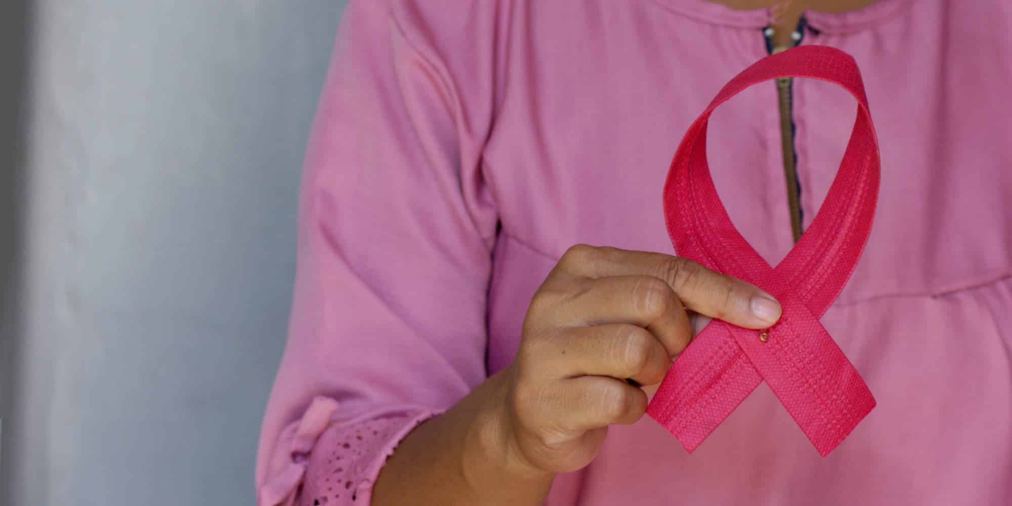 Γυναίκα κρατά την κορδέλα που συμβολίζει την επαγρύπνηση ενάντια στον καρκίνο του μαστού
