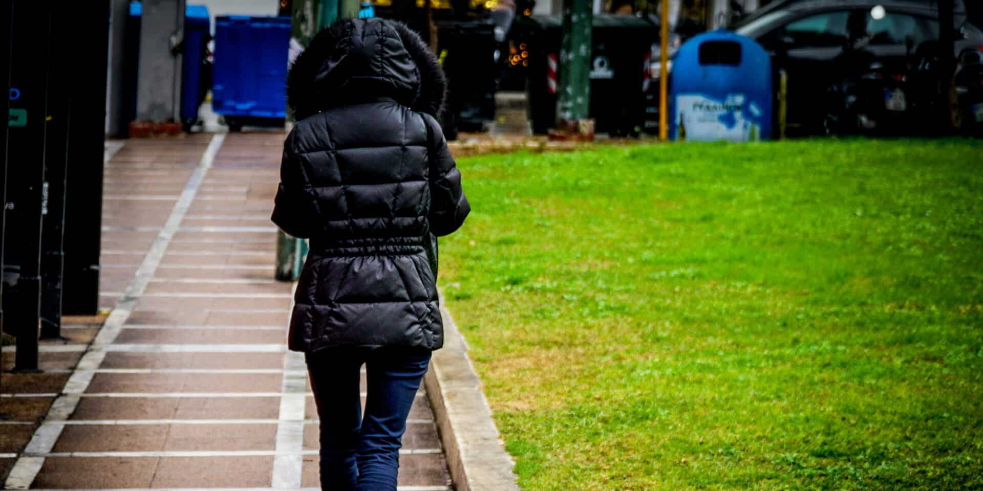 Γυναίκα με μπουφάν και κουκούλα στο κέντρο της Αθήνας / Φωτογραφία: Eurokinissi