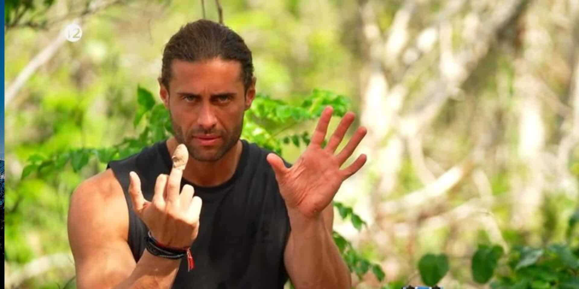 Ο Κωνσταντίνος Βασάλος με υψωμένο το μεσαίο δάχτυλο στο Survivor All Star