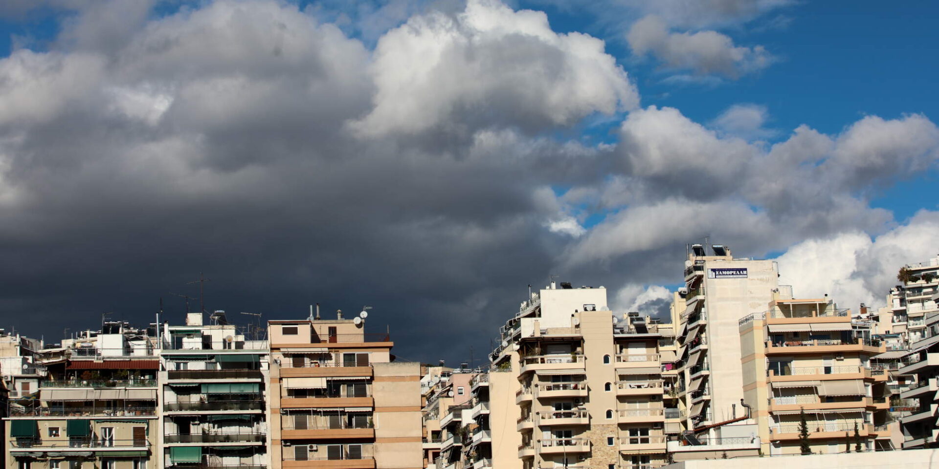Πυκνά μαύρα σύννεφα πάνω από την Αθήνα