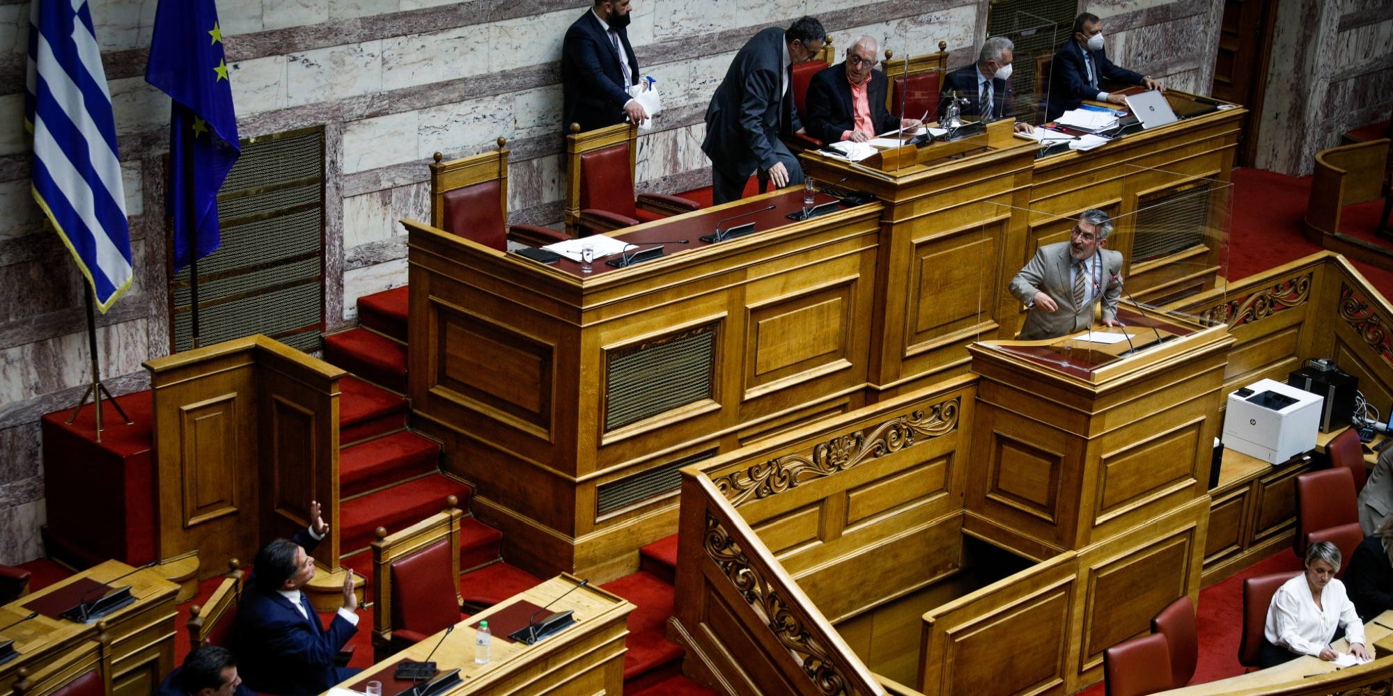 Ο Νικήτας Κακλαμάνης «κατσαδιάζει» τον Άδωνι Γεωργιάδη στη Βουλή