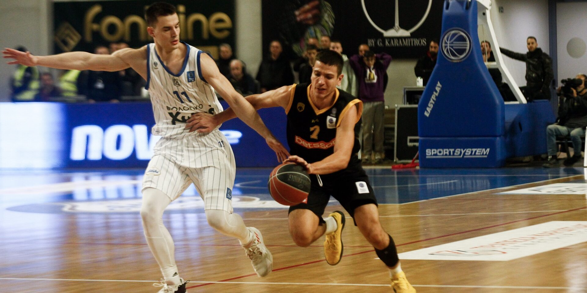 Φάση από τον αγώνα Καρδίτσα-ΑΕΚ για τη Basket League