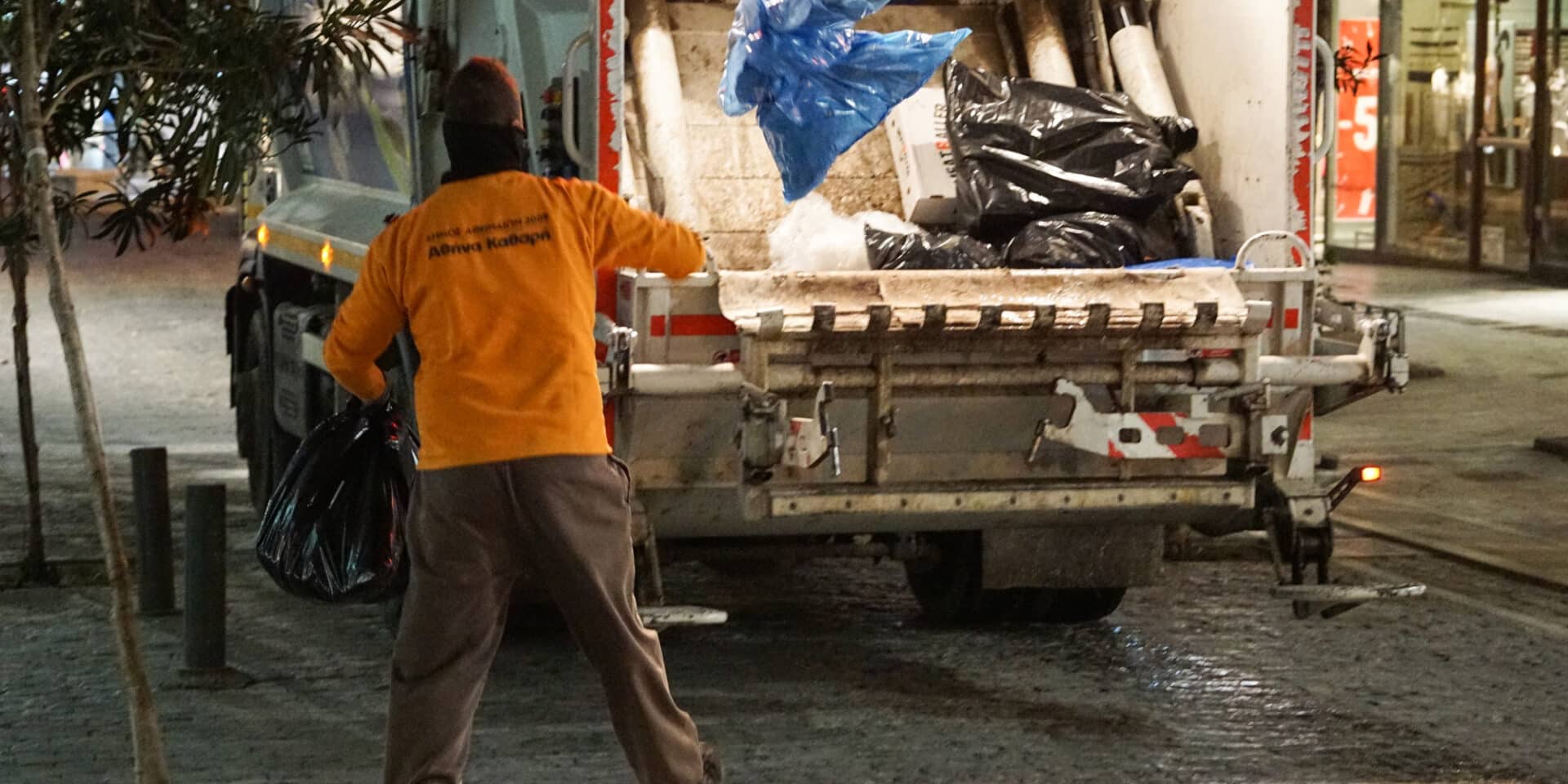 Θεσσαλονίκη: Εργαζόμενος στην καθαριότητα βρήκε και παρέδωσε πορτοφόλι με χρήματα, κάρτες και έγγραφα