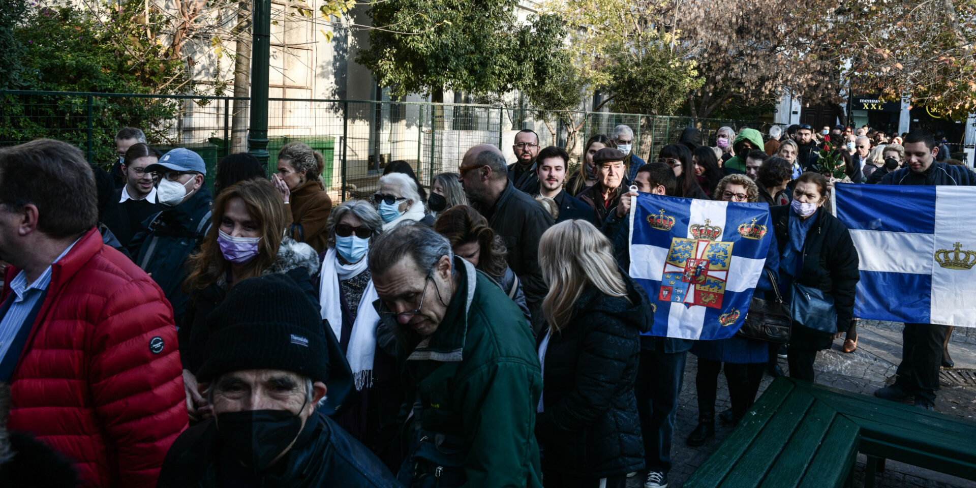 Αρκετός κόσμος έξω από την Μητρόπολη, για την κηδεία του τέως βασιλιά