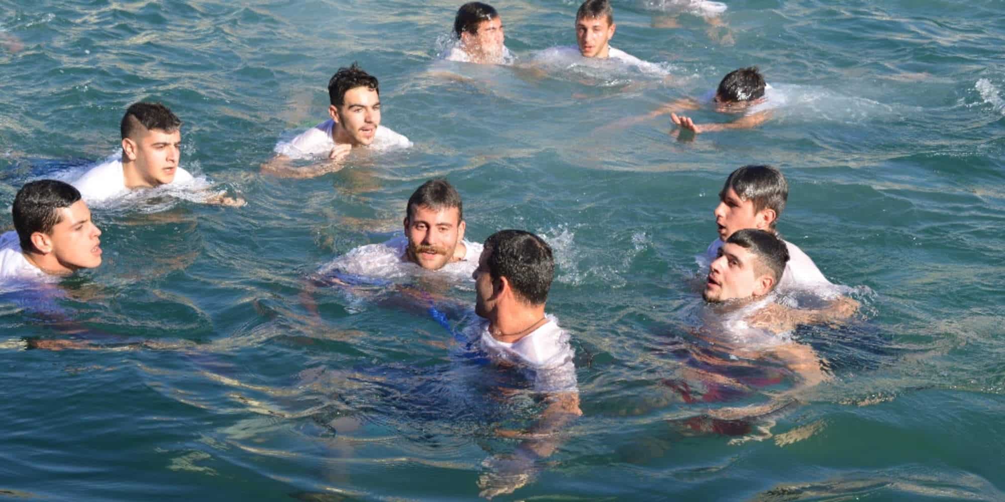 Κολυμβητές που έπεσαν για το σταυρό ανήμερα του Αγιασμού των Υδάτων, στα Θεοφάνια