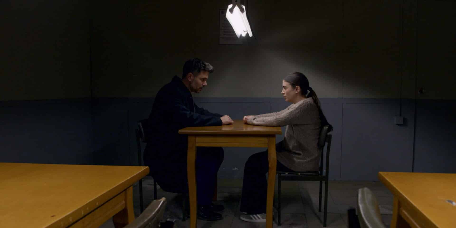 Μιχάλης Λεβεντογιάννης και Μάρθα Λαμπίρη Φεντόρουφ σε σκηνή από τη σειρά «Παγιδευμένοι»