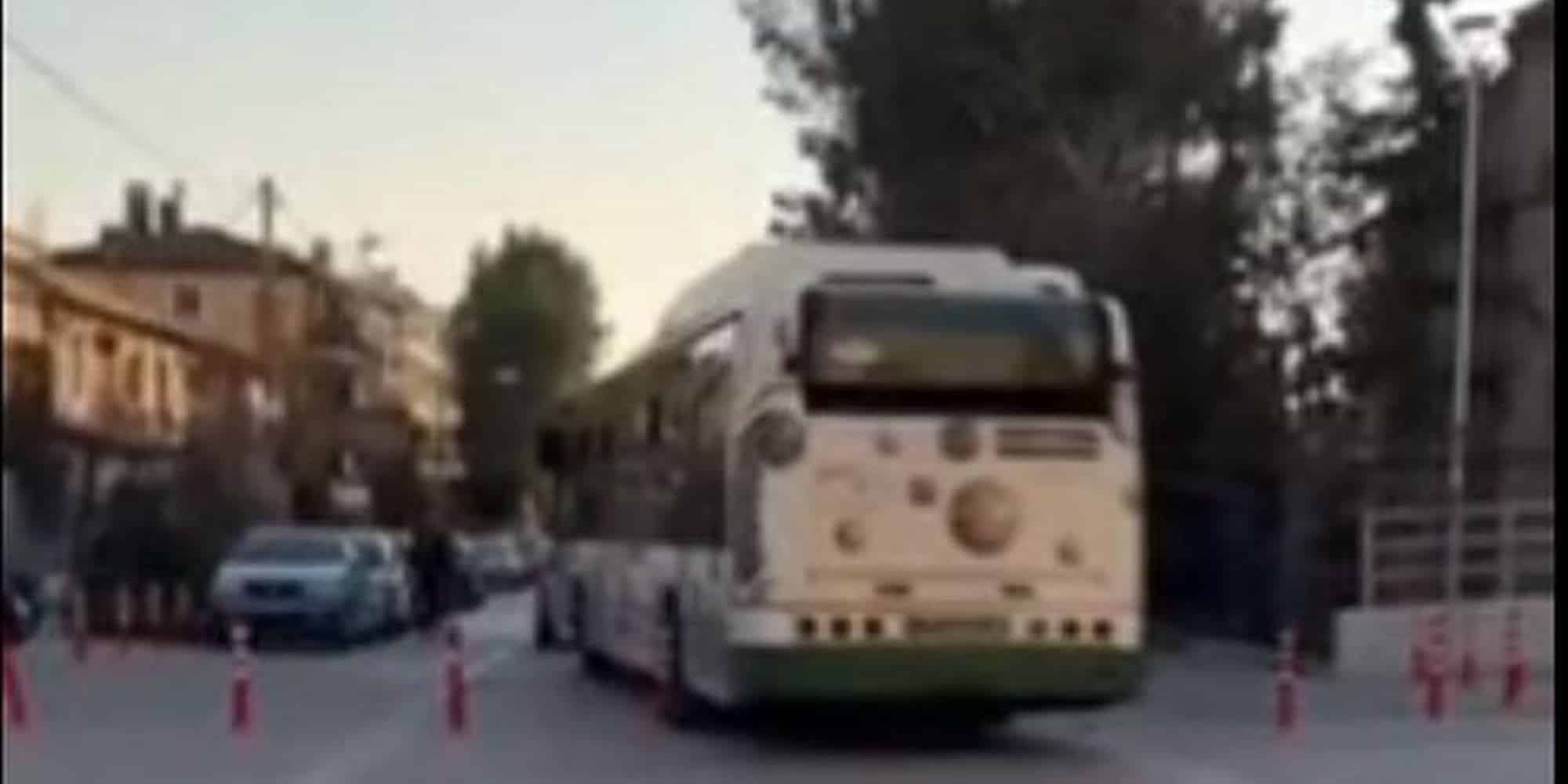 Το λεωφορείο που προκάλεσε φθορές σε κολωνάκια έξω από το γήπεδο της ΑΕΚ