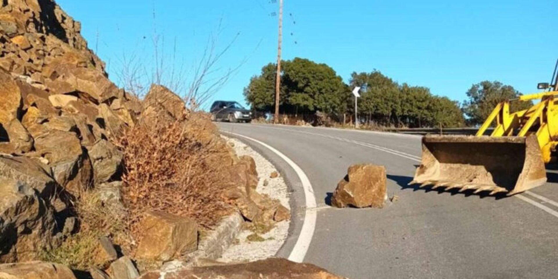 Βράχος που έπεσε από τον σεισμό στη Λέσβο