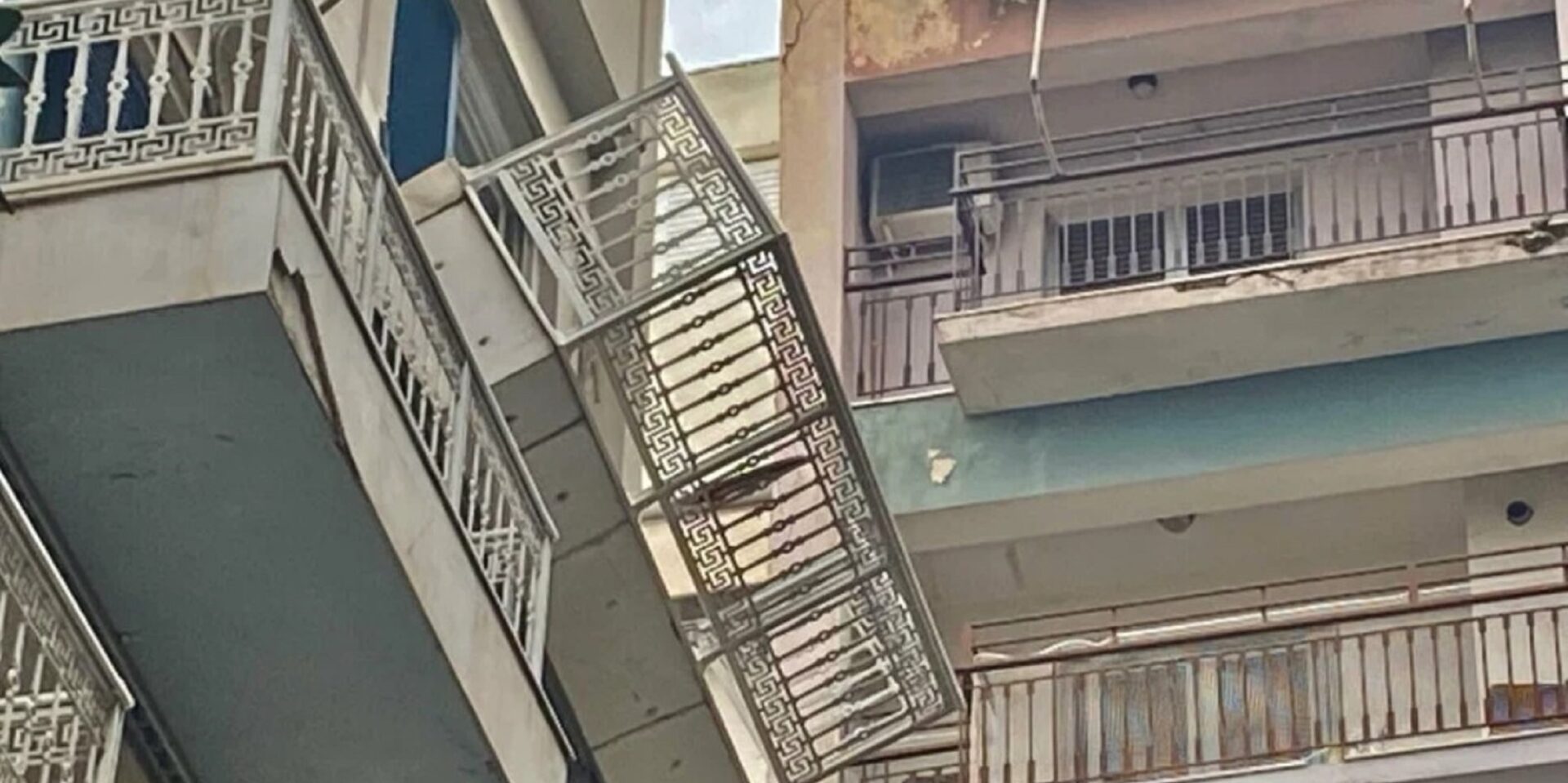 Μπαλκόνι στη Συγγρού κρέμεται στον αέρα