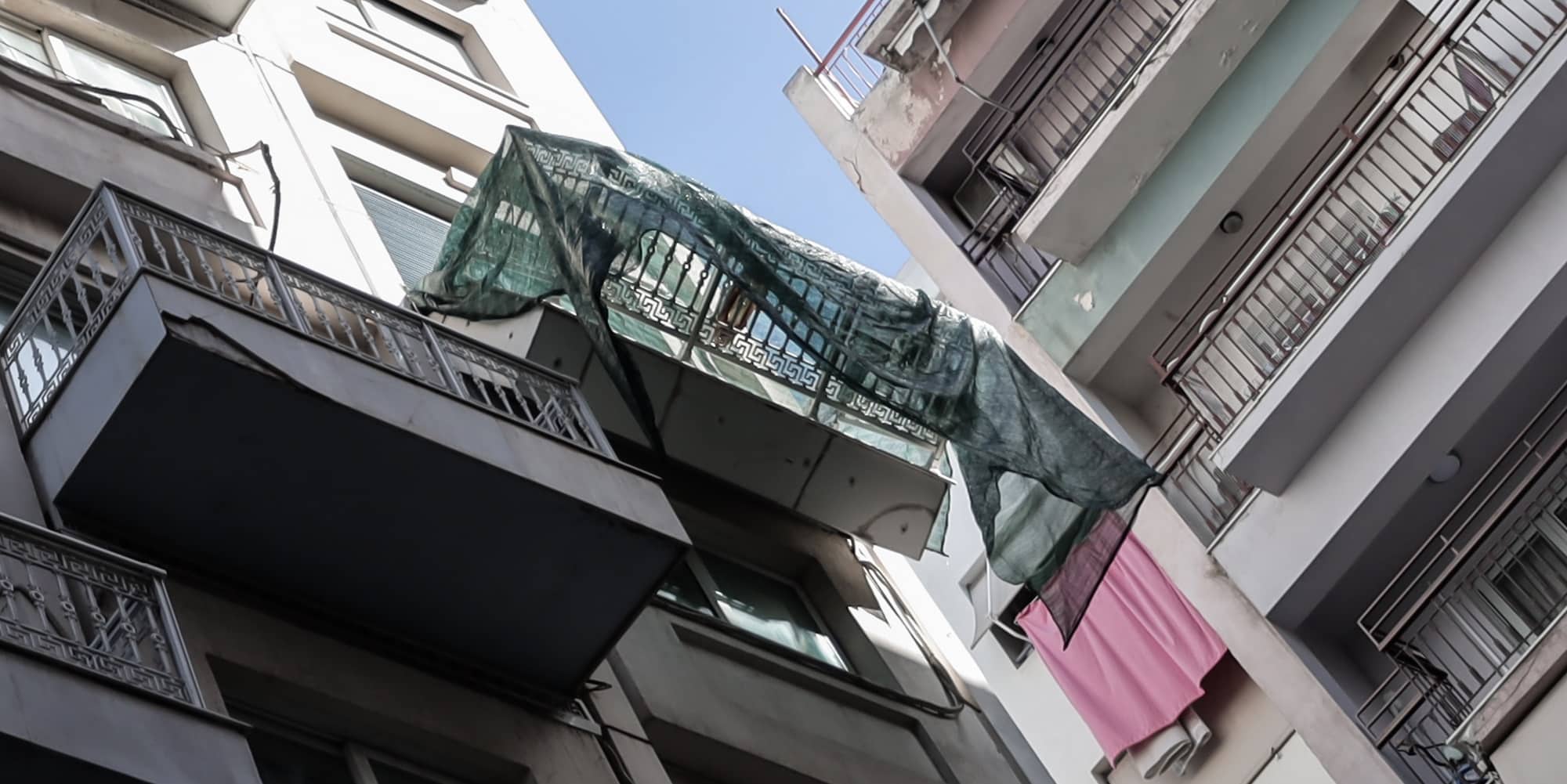 Το μπαλκόνι που κρέμεται σε ξενοδοχείο στη Συγγρού