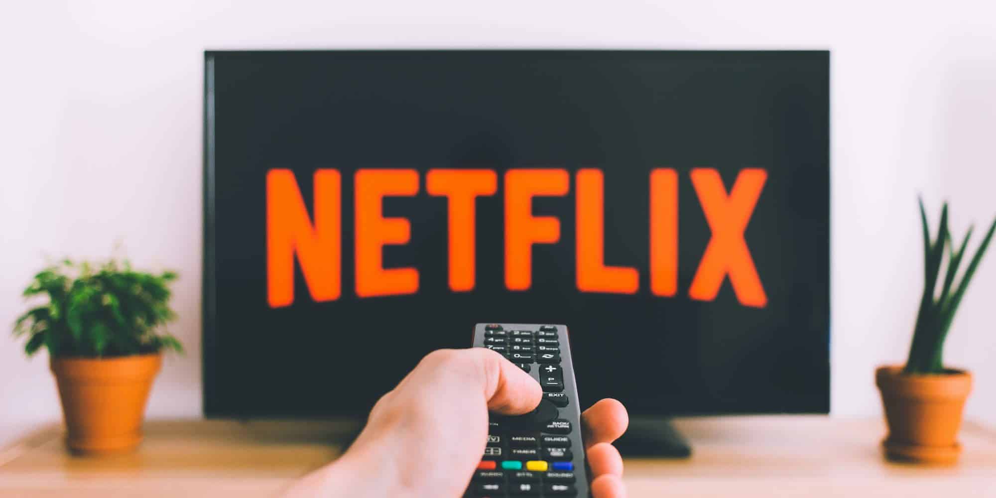 Τηλεόραση με το λογότυπο του Netflix